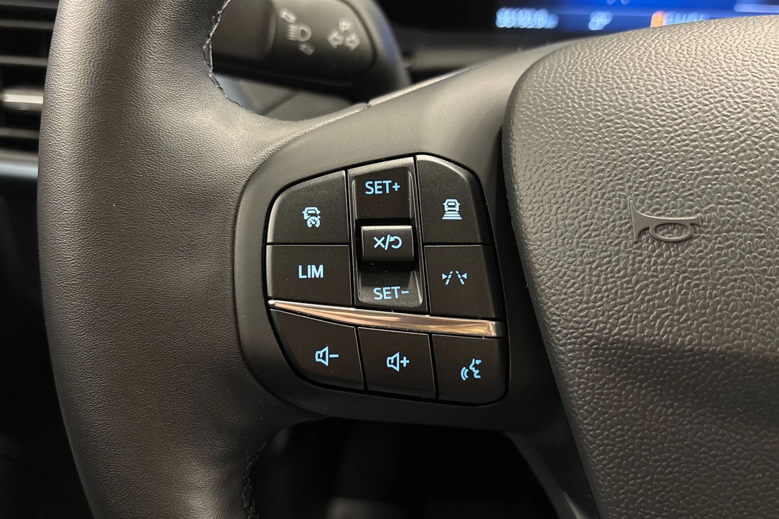 harmaa Ford Tourneo Courier 2024 kuva 13.