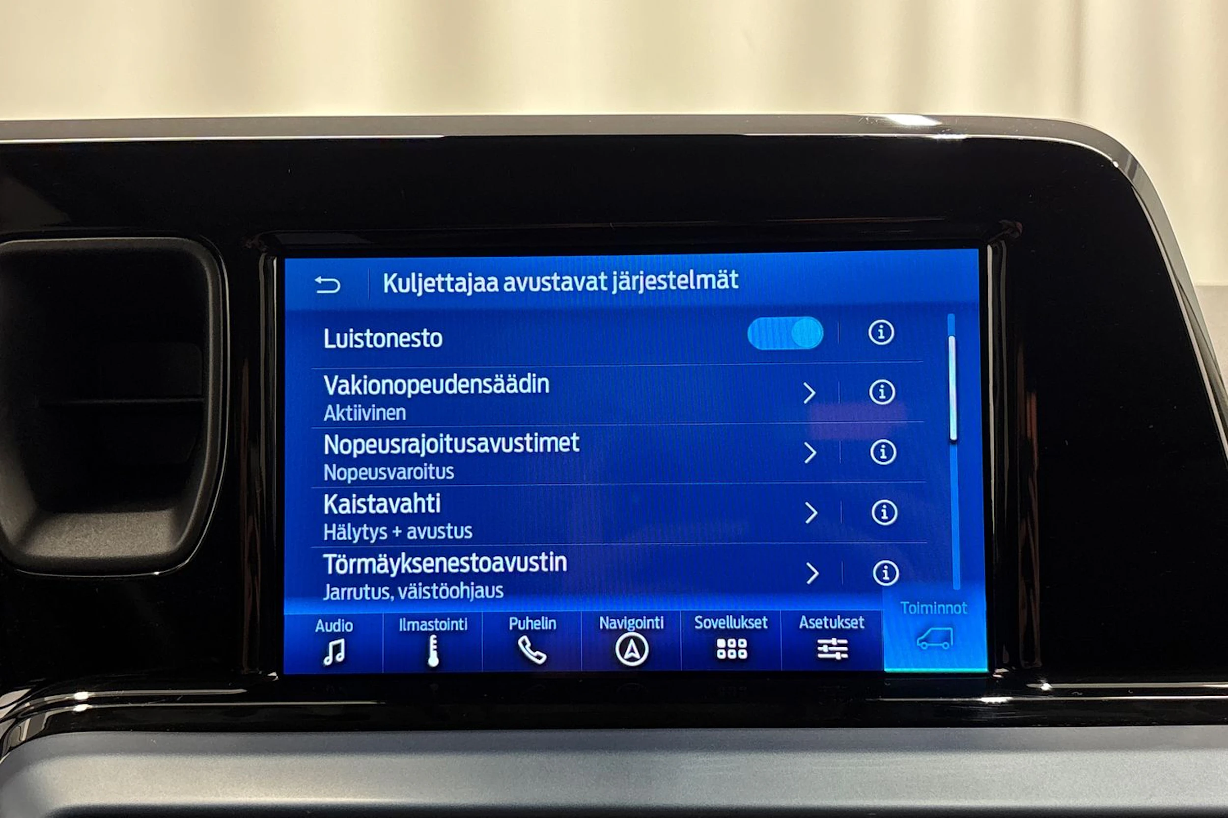 harmaa Ford Tourneo Courier 2024 kuva 19.