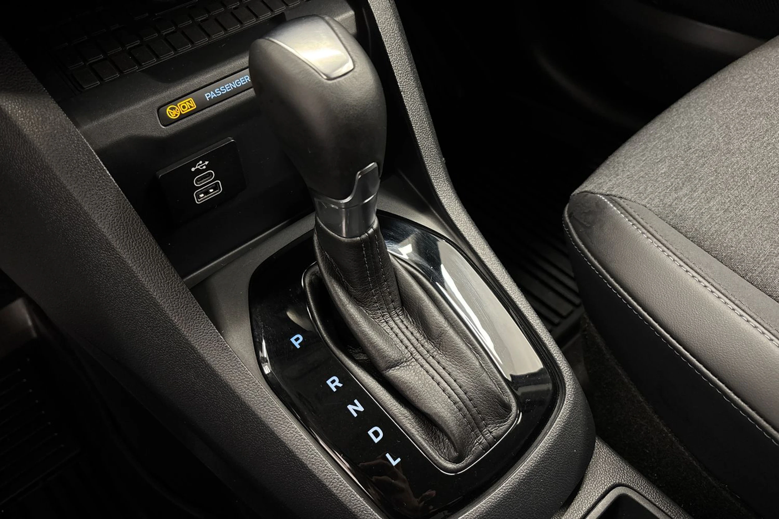 harmaa Ford Tourneo Courier 2024 kuva 21.