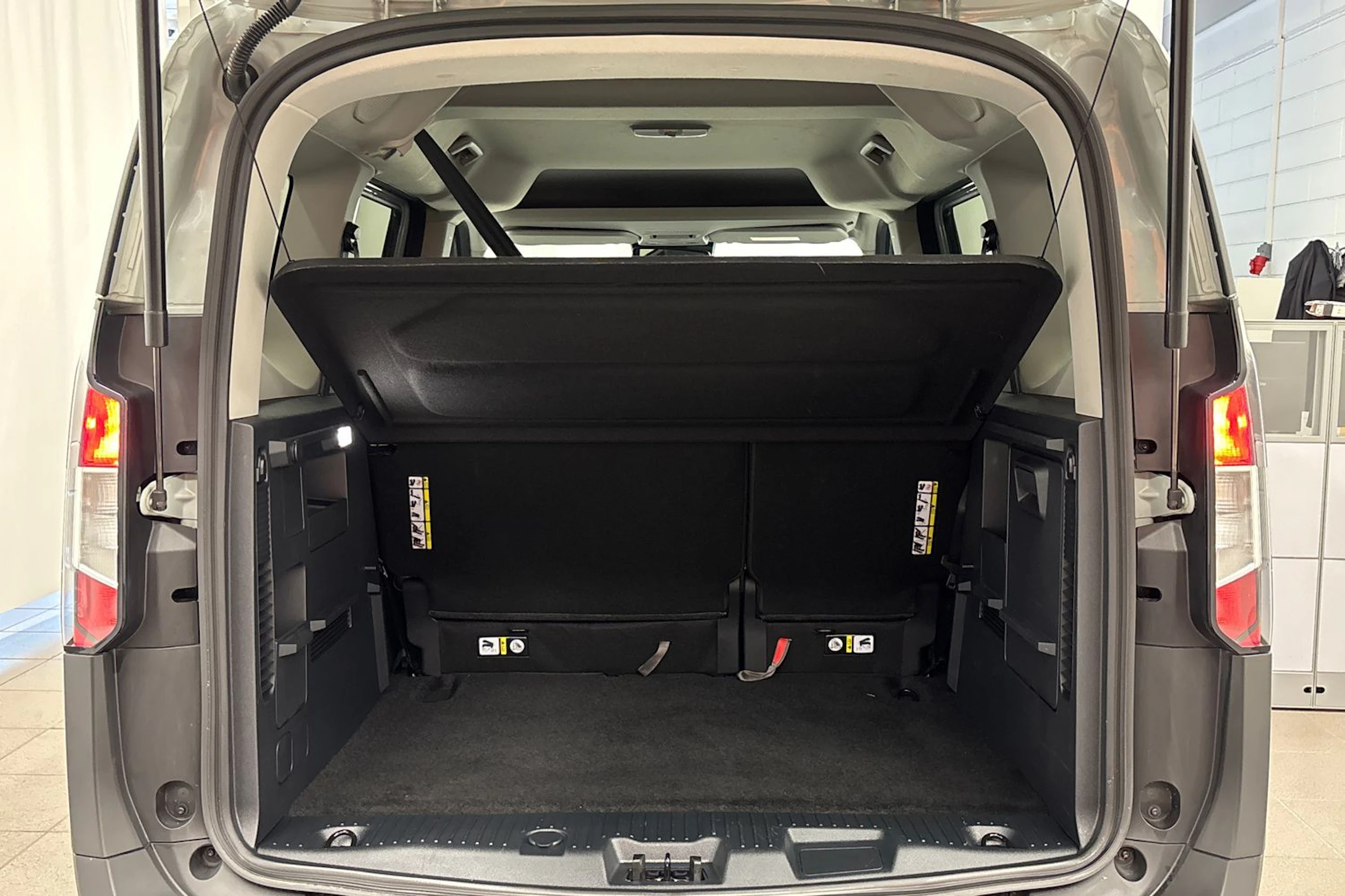 harmaa Ford Tourneo Courier 2024 kuva 22.