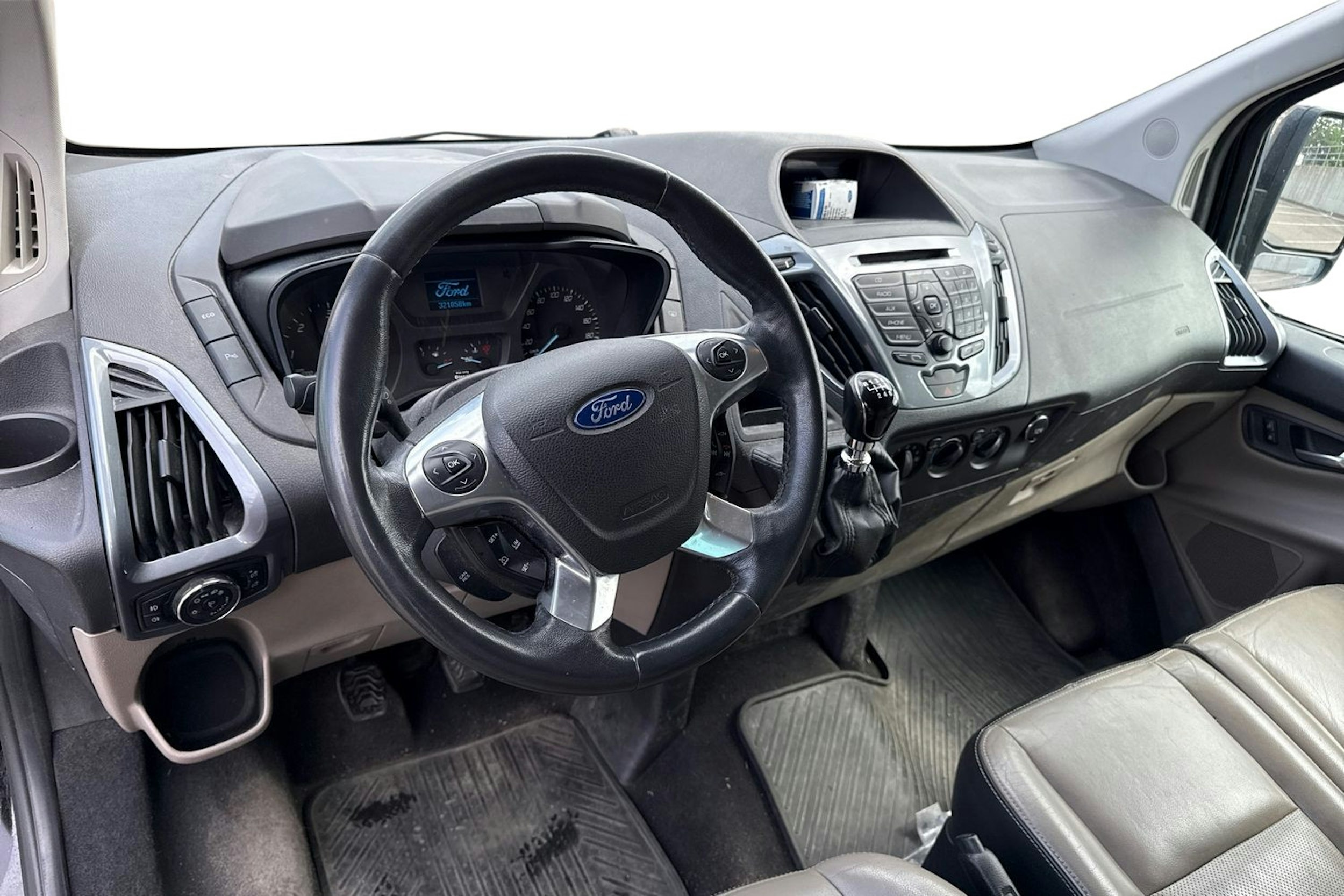 Musta Ford Tourneo Custom 2013 kuva 3.
