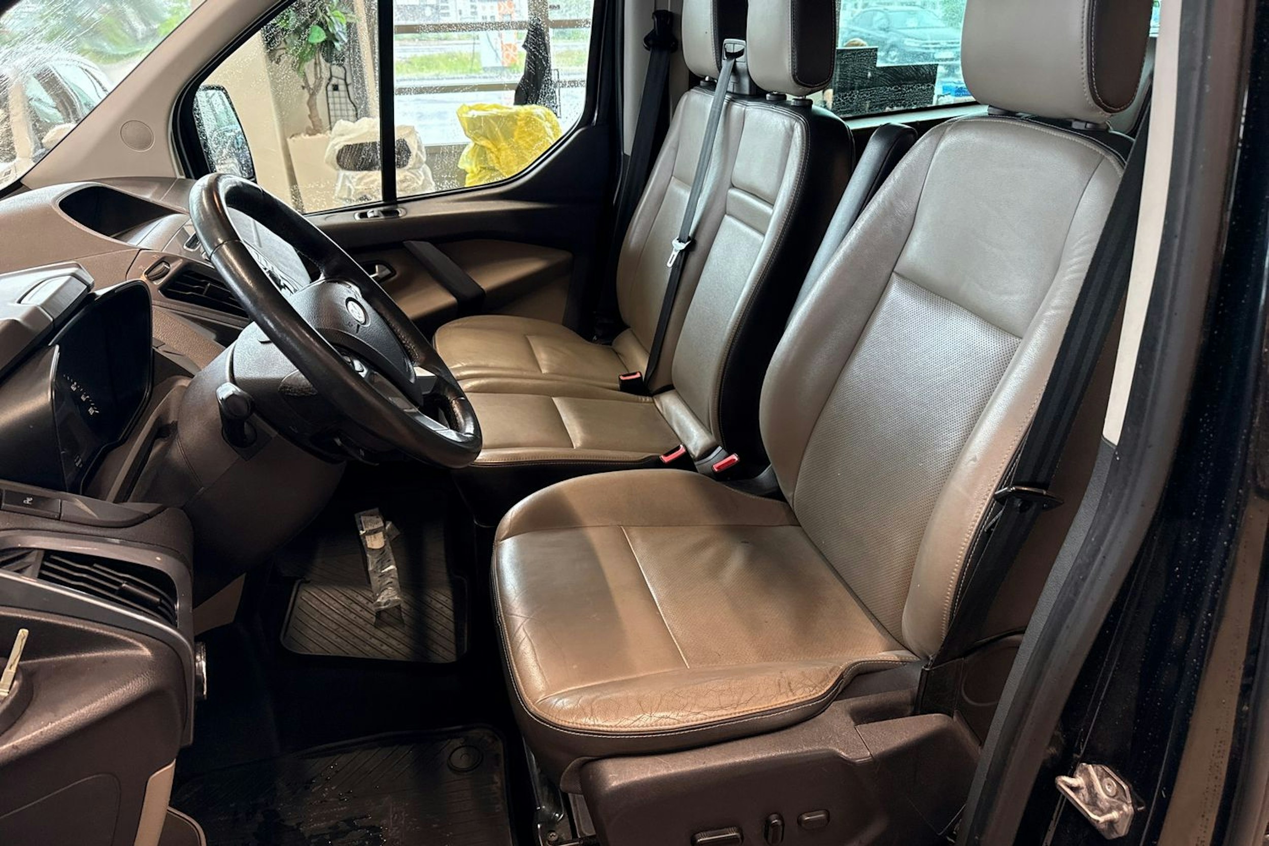 Musta Ford Tourneo Custom 2013 kuva 20.