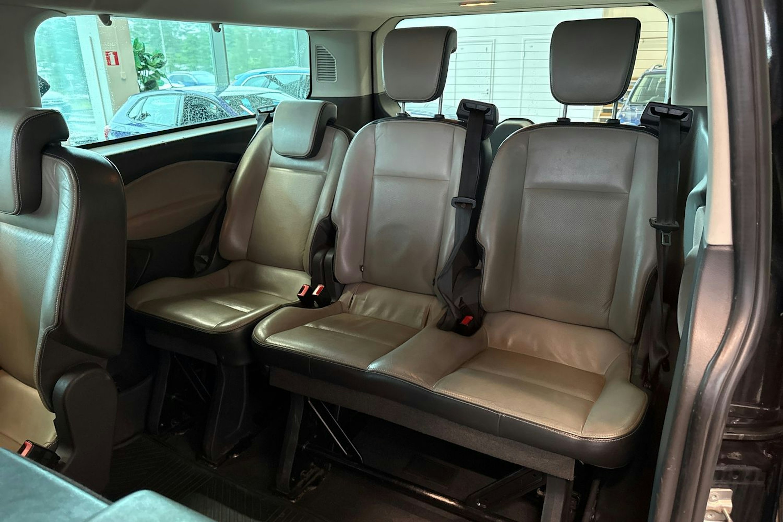 Musta Ford Tourneo Custom 2013 kuva 23.