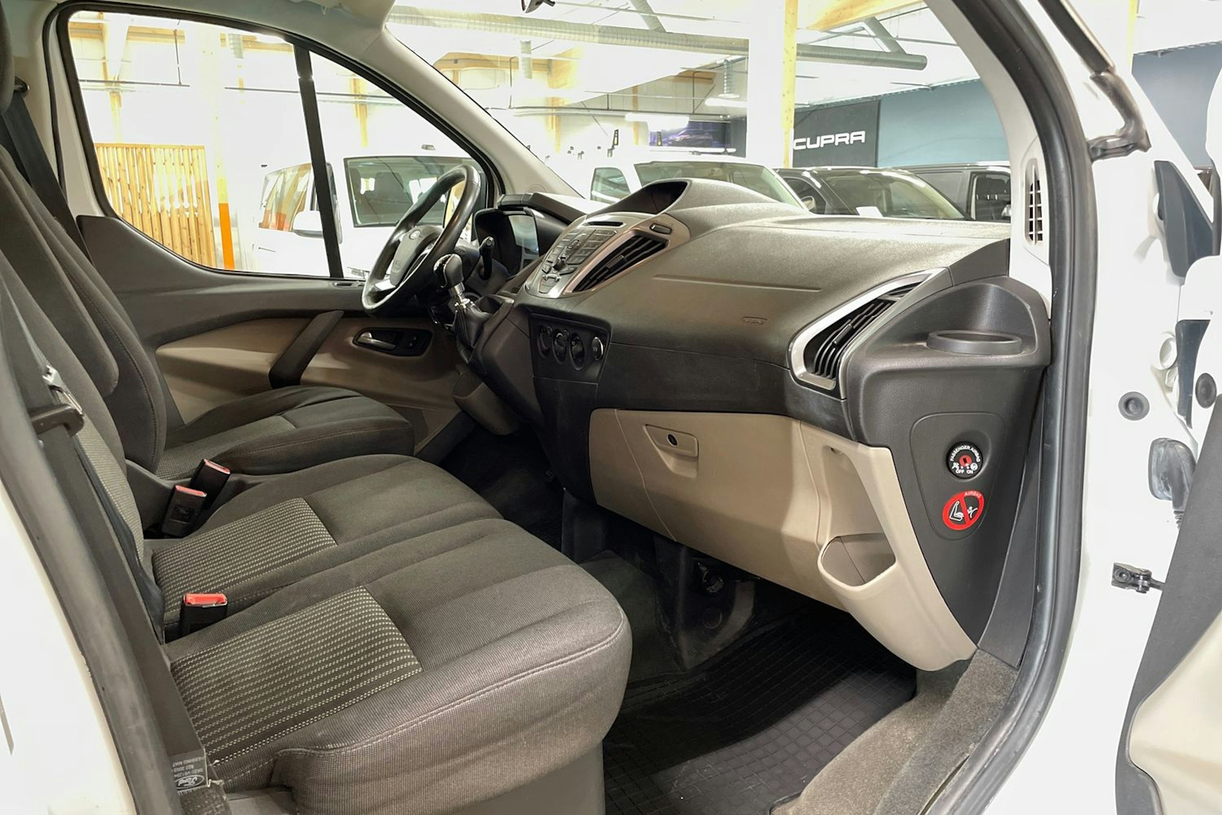 valkoinen Ford Tourneo Custom 2014 kuva 12.