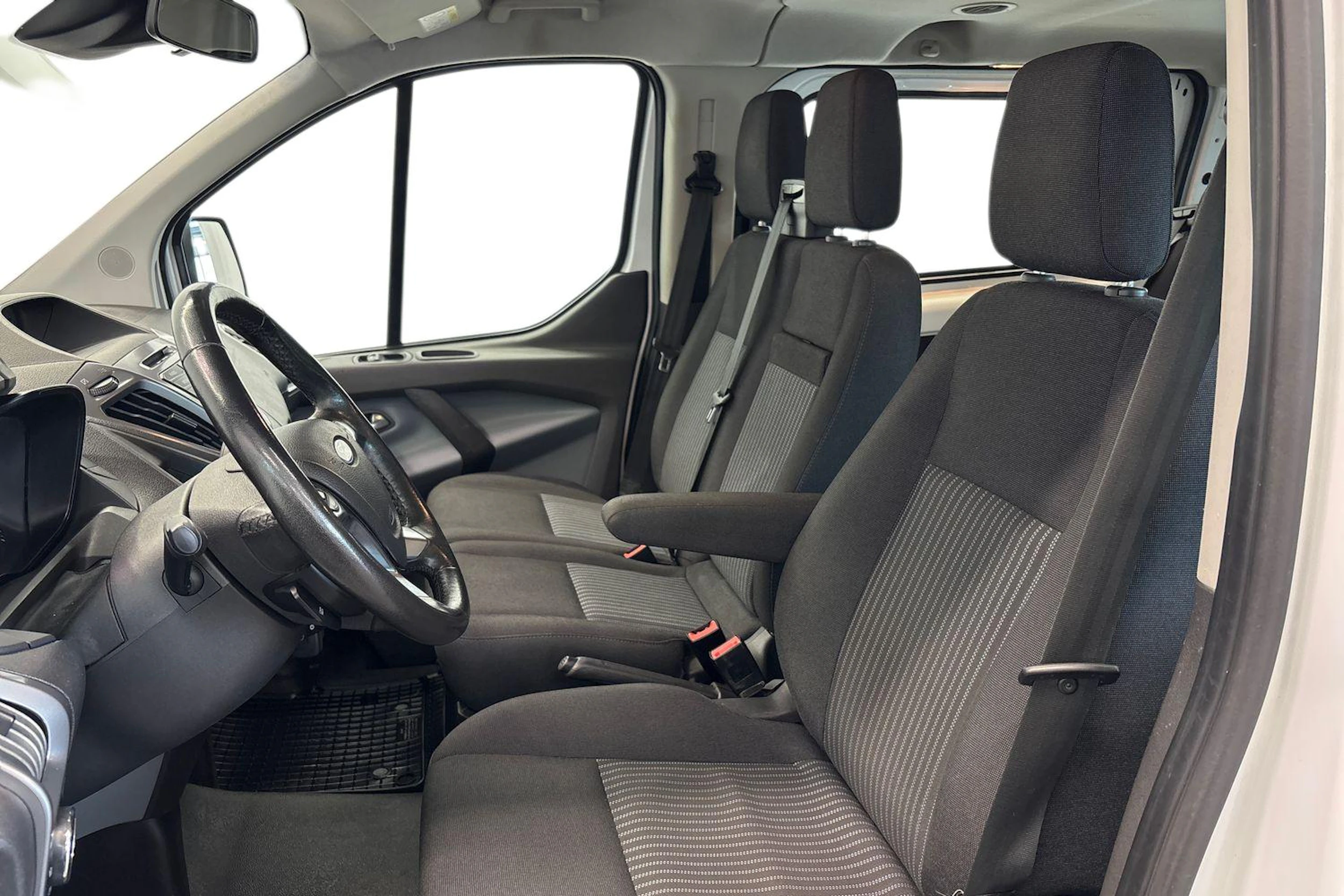 Valkoinen Ford Tourneo Custom 2017 kuva 8.