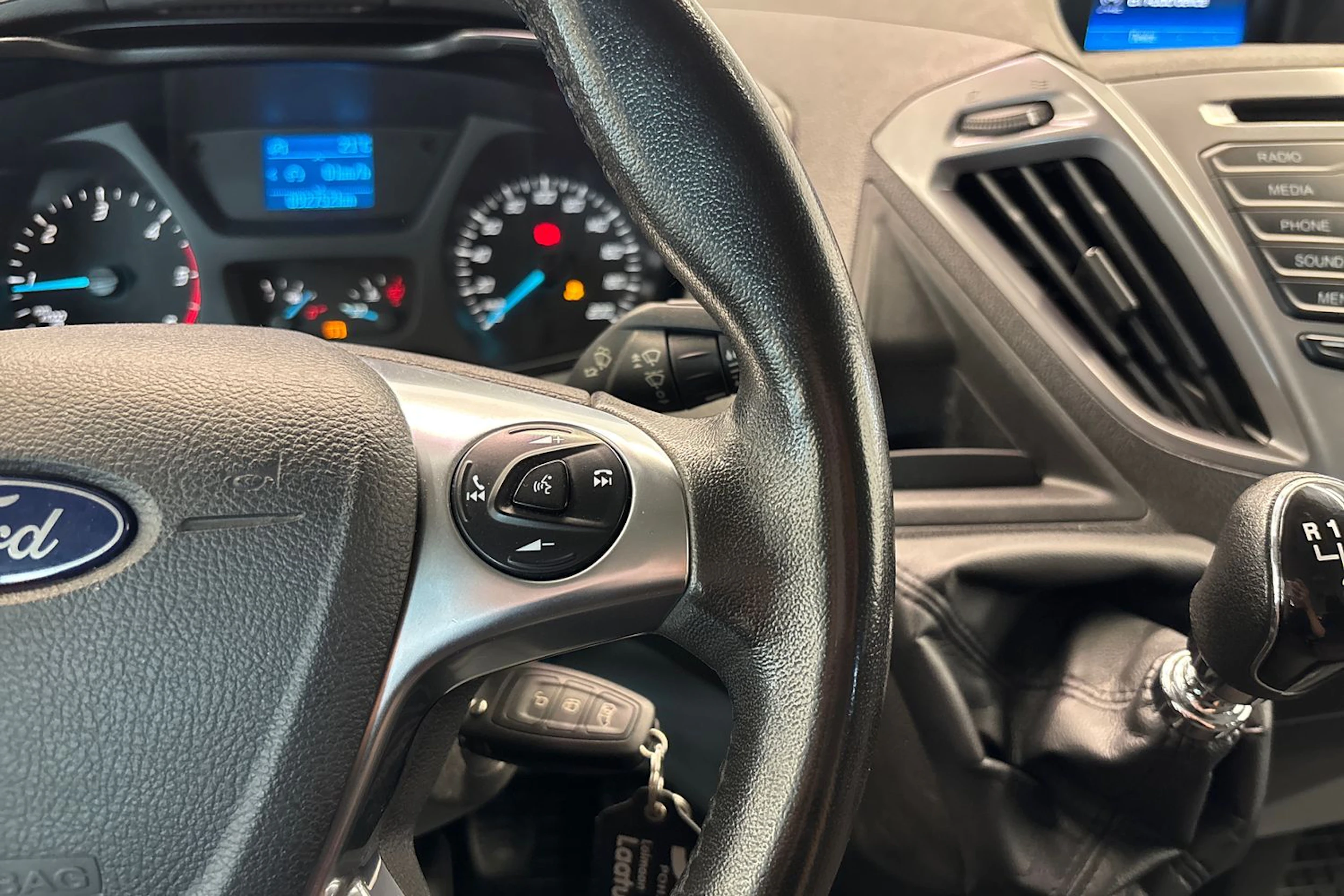 Valkoinen Ford Tourneo Custom 2017 kuva 11.
