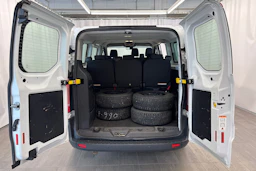 Valkoinen Ford Tourneo Custom 2017 kuva 22.