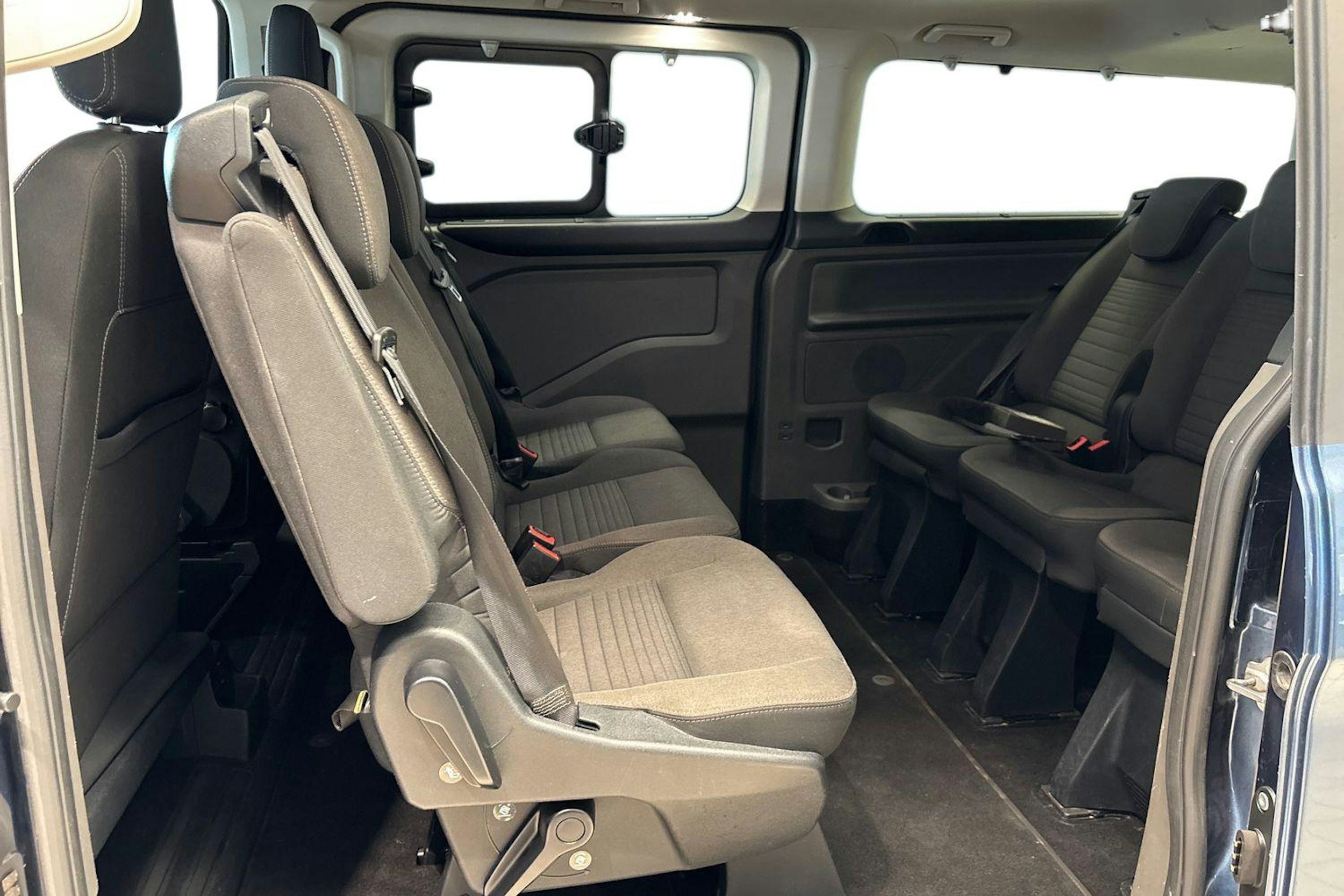 Sininen Ford Tourneo Custom 2019 kuva 8.