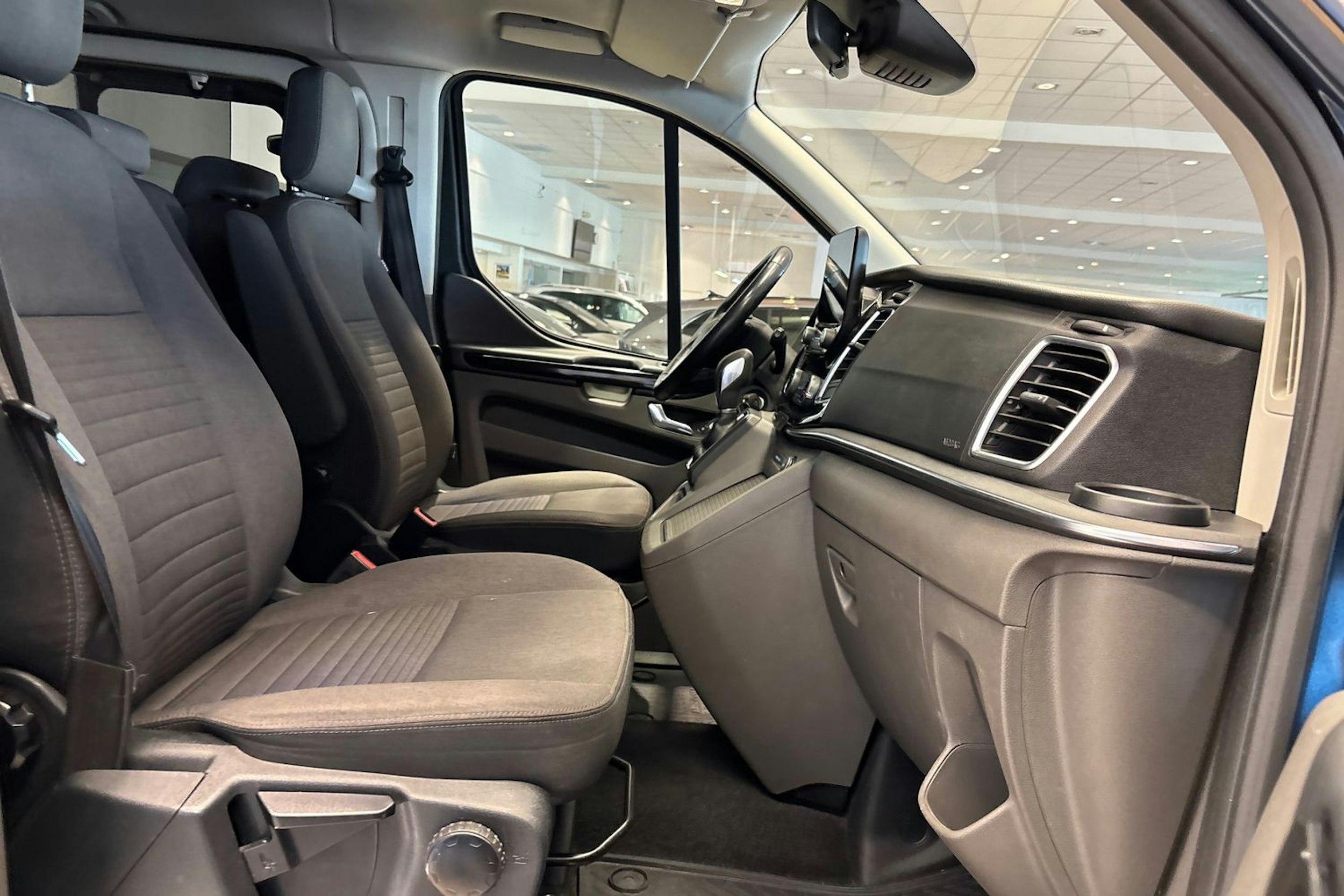 Sininen Ford Tourneo Custom 2019 kuva 17.