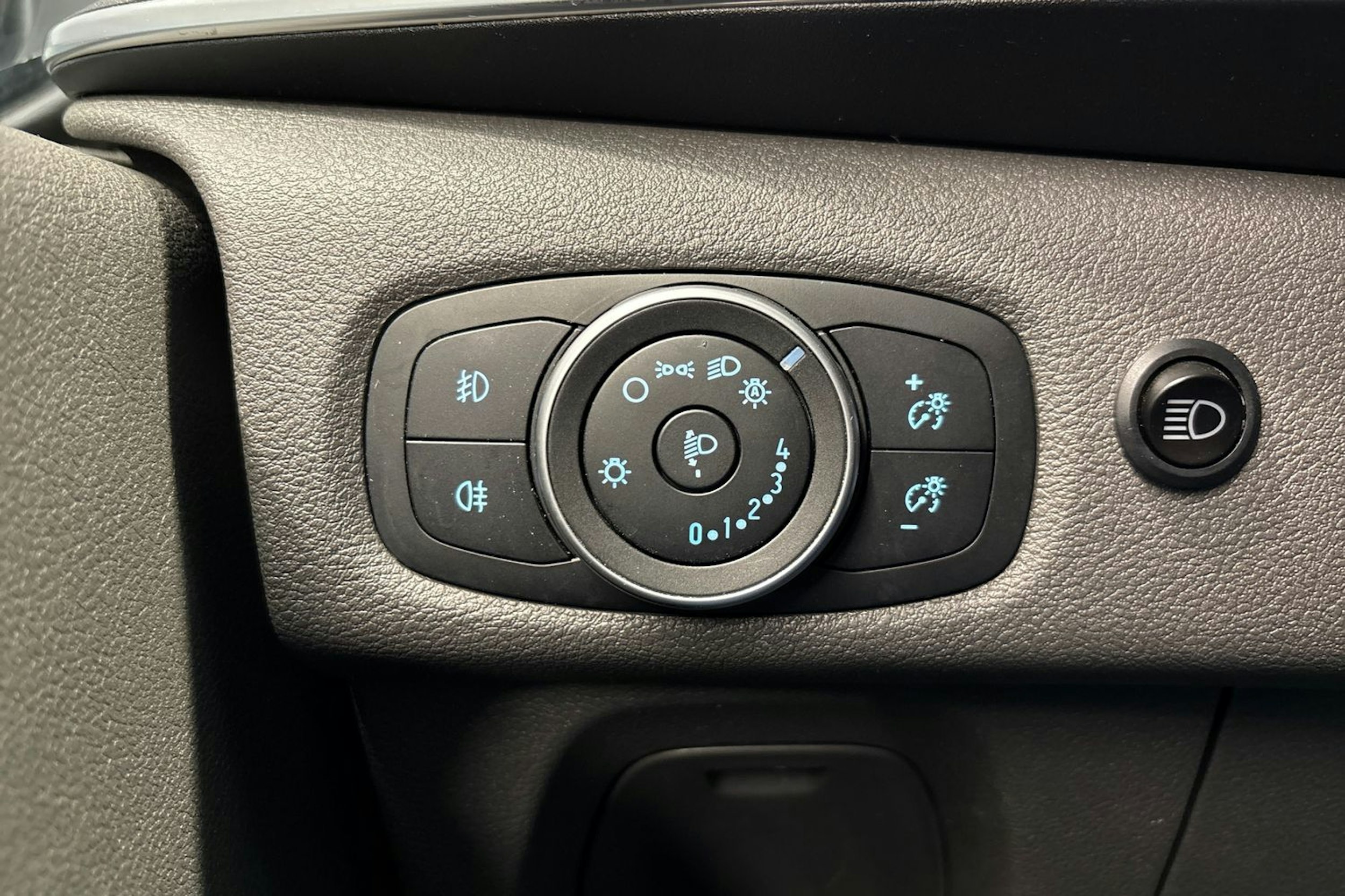 Sininen Ford Tourneo Custom 2019 kuva 22.