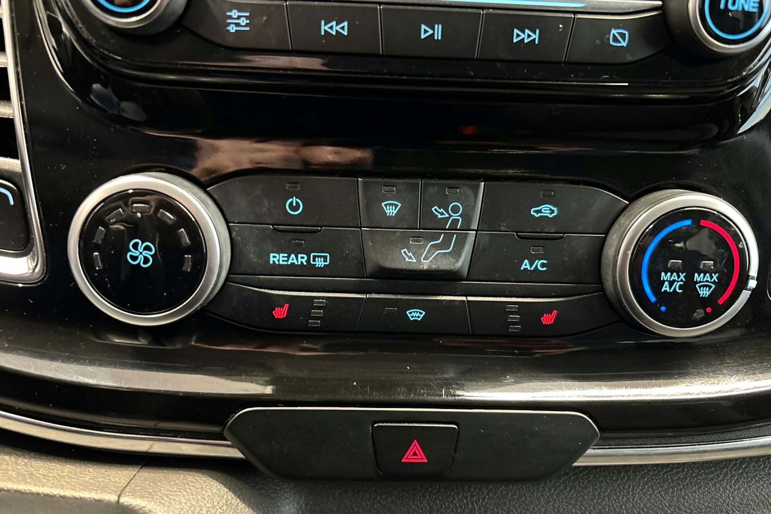 Sininen Ford Tourneo Custom 2019 kuva 28.