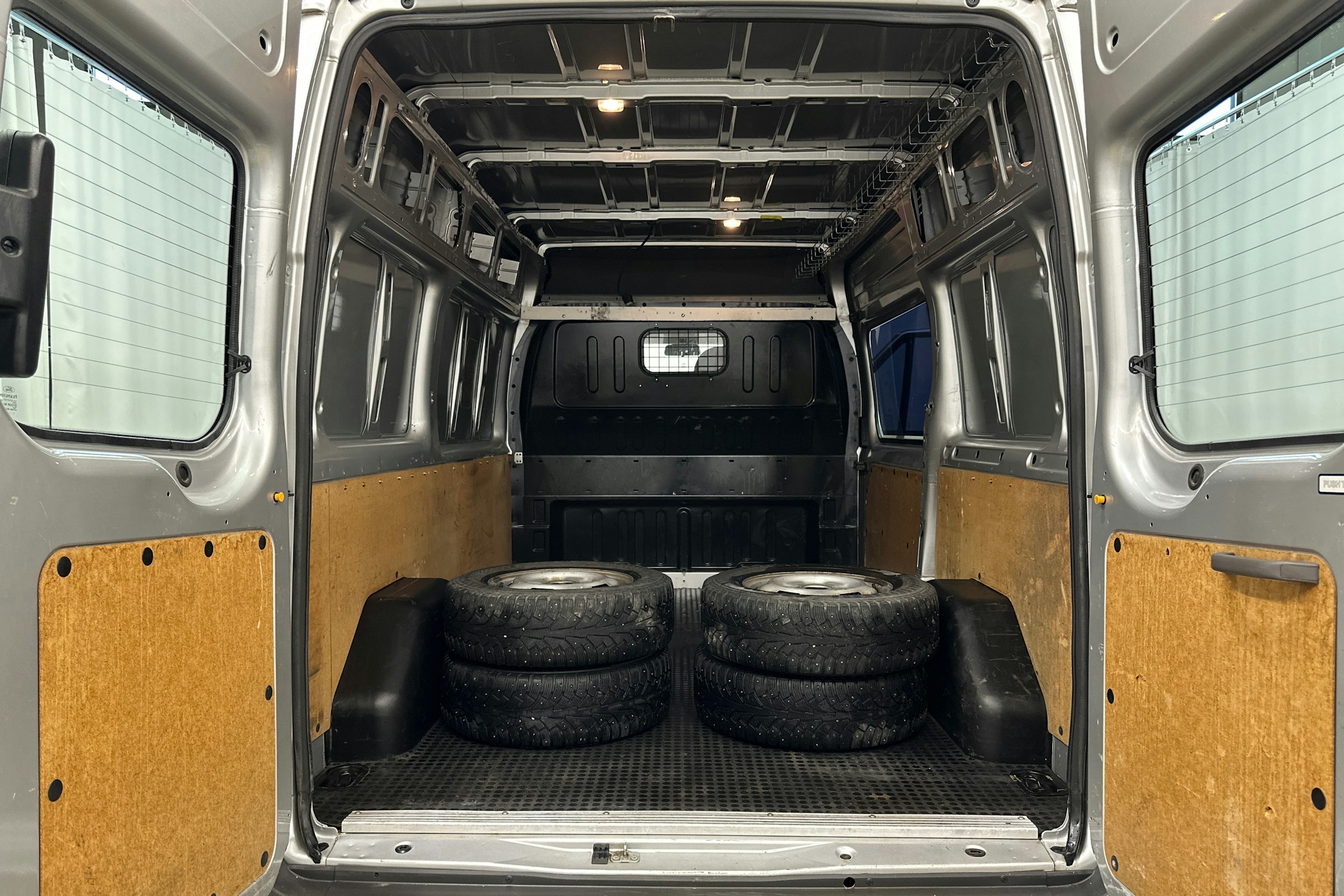 harmaa Ford Transit 2002 kuva 14.
