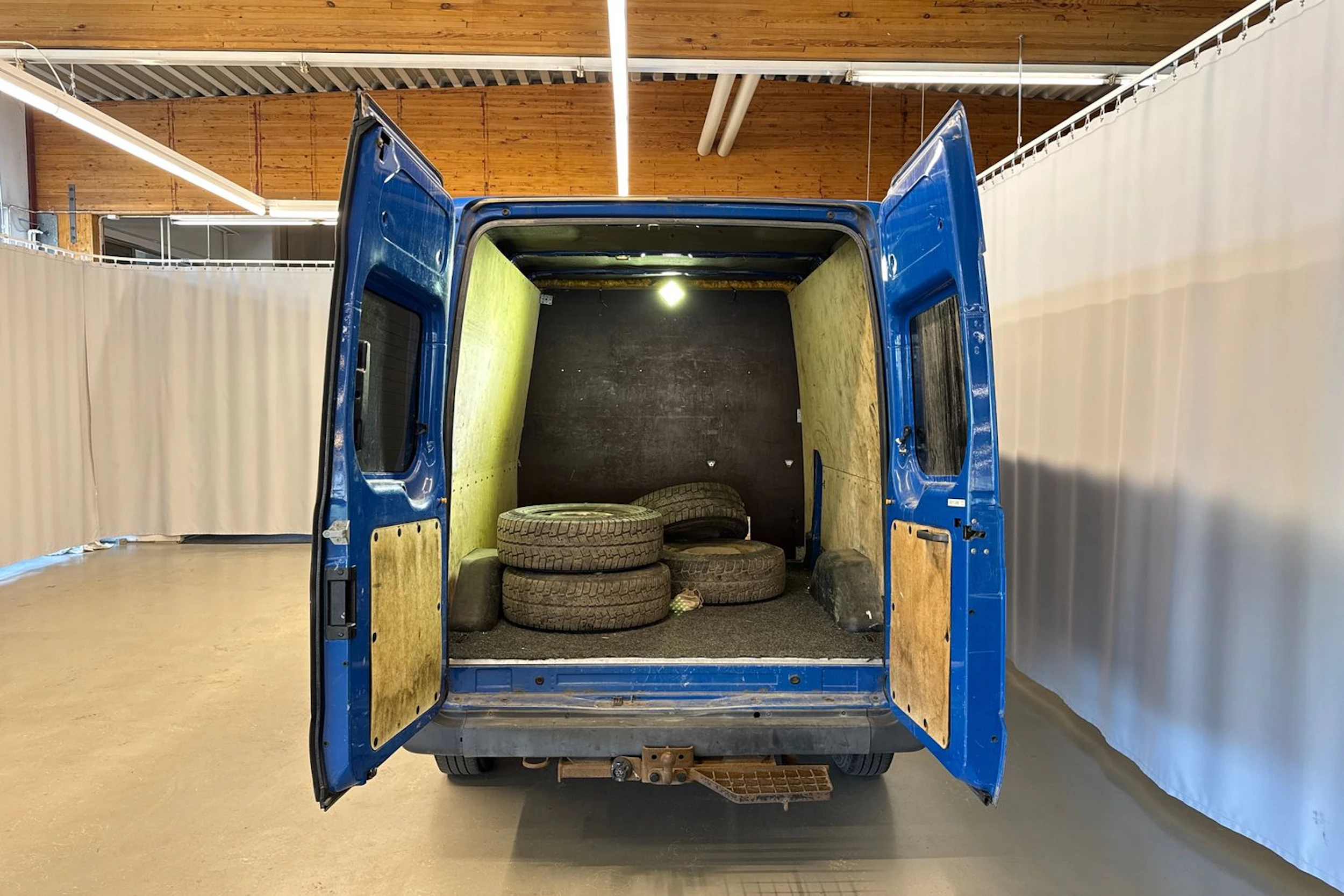 sininen Ford Transit 2005 kuva 21.