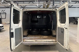 valkoinen Ford Transit 2006 kuva 4.