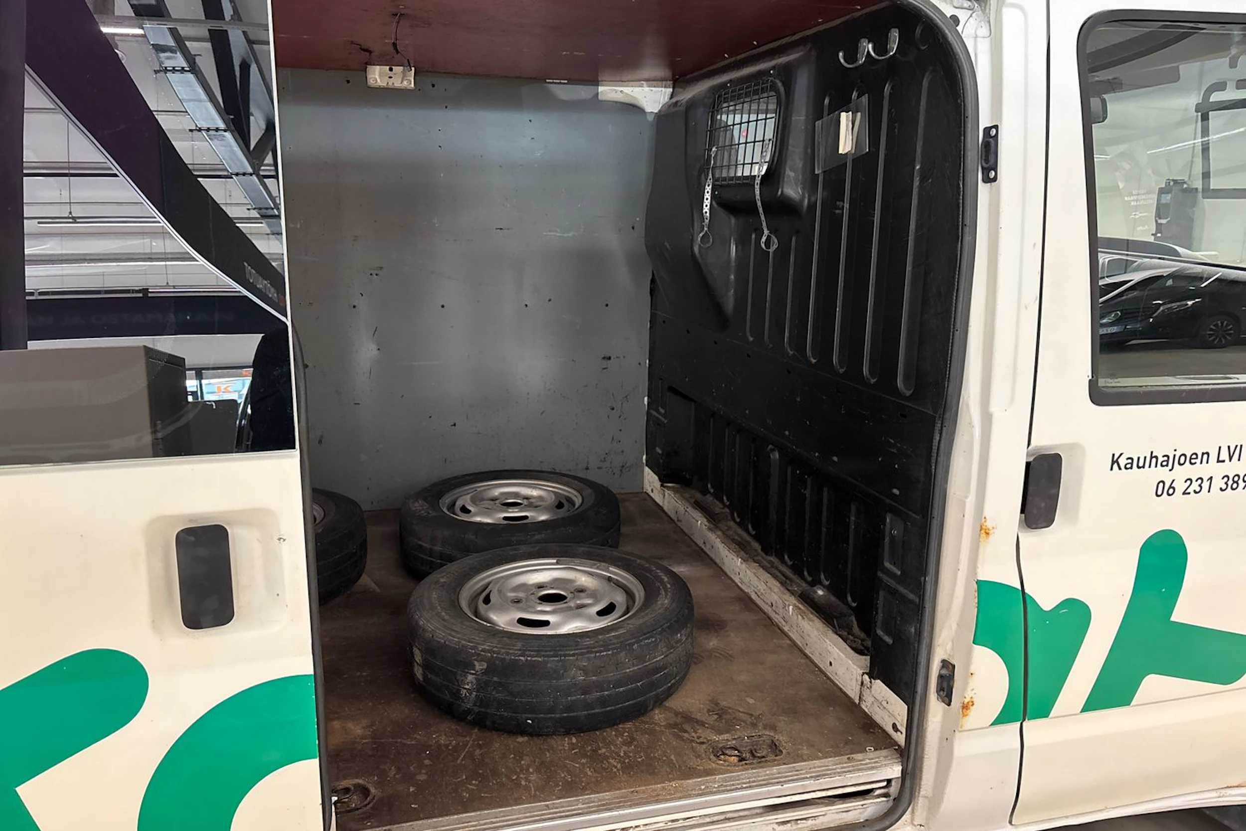 valkoinen Ford Transit 2006 kuva 5.