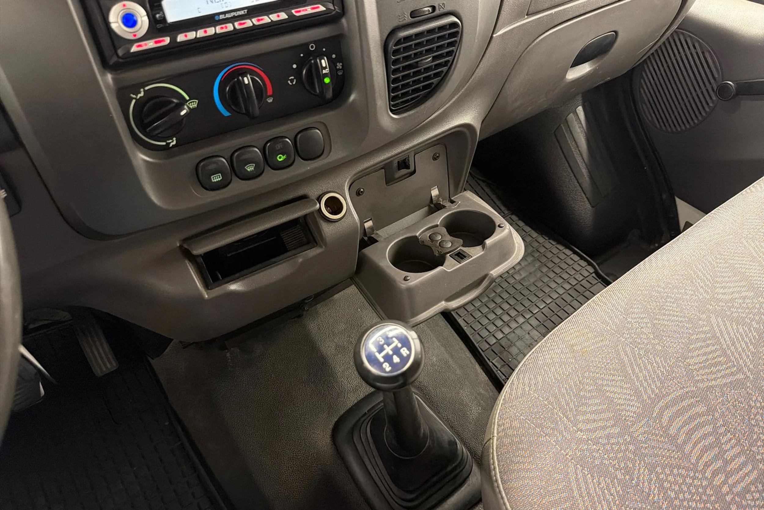 valkoinen Ford Transit 2006 kuva 14.