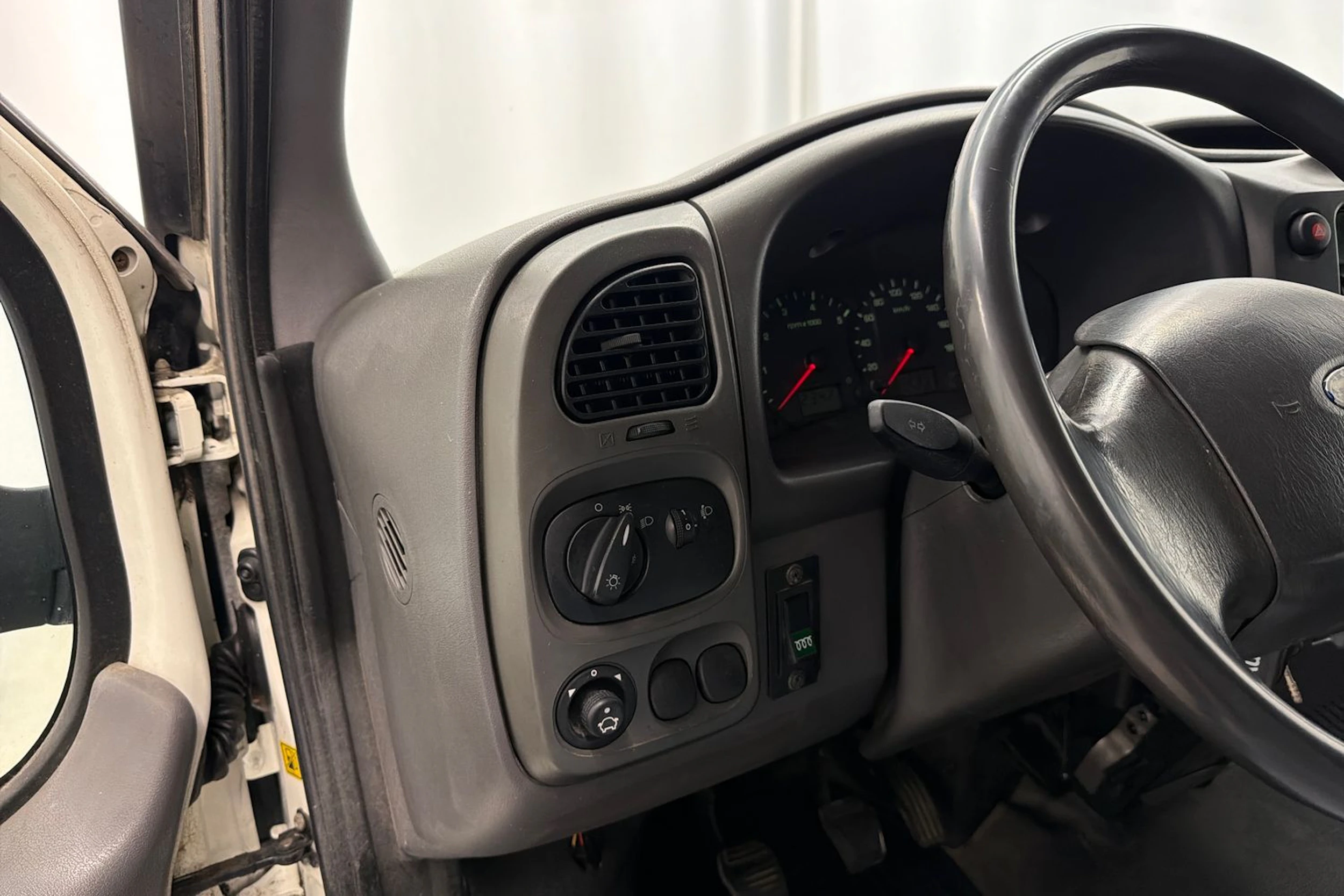 valkoinen Ford Transit 2006 kuva 16.