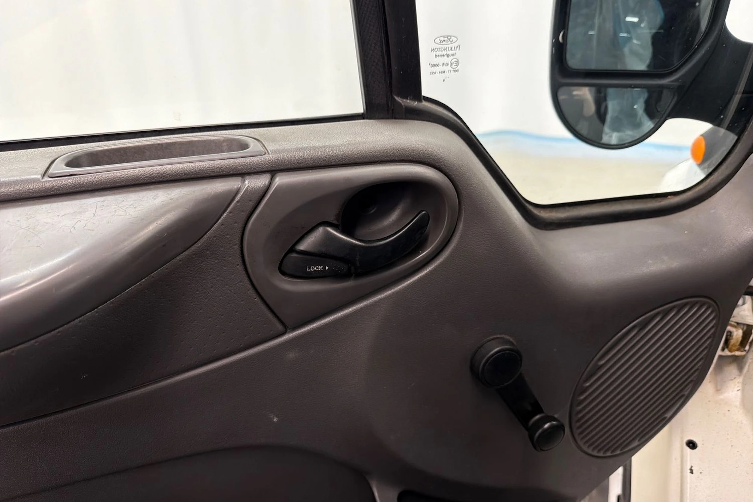 valkoinen Ford Transit 2006 kuva 17.