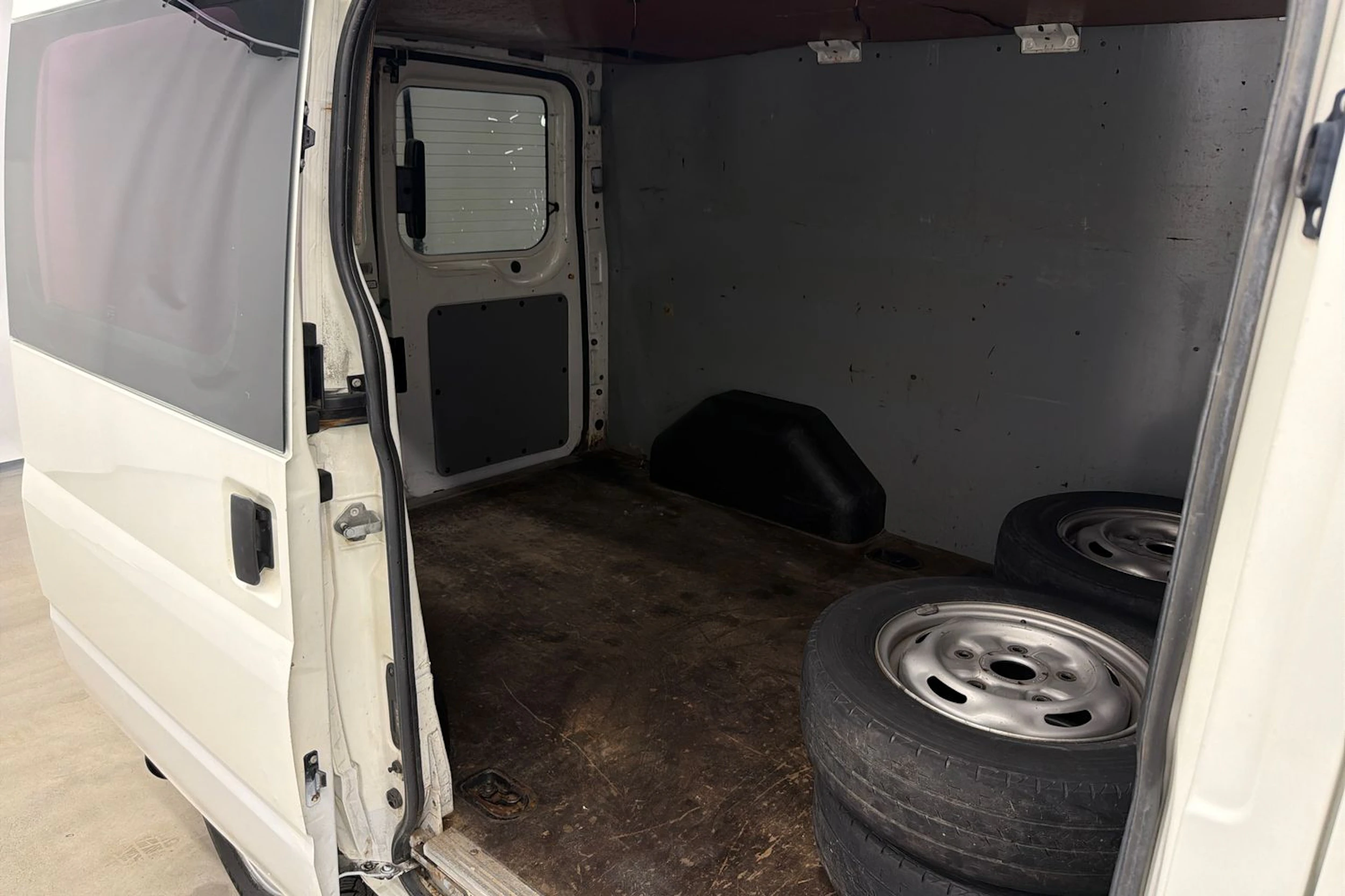 valkoinen Ford Transit 2006 kuva 20.