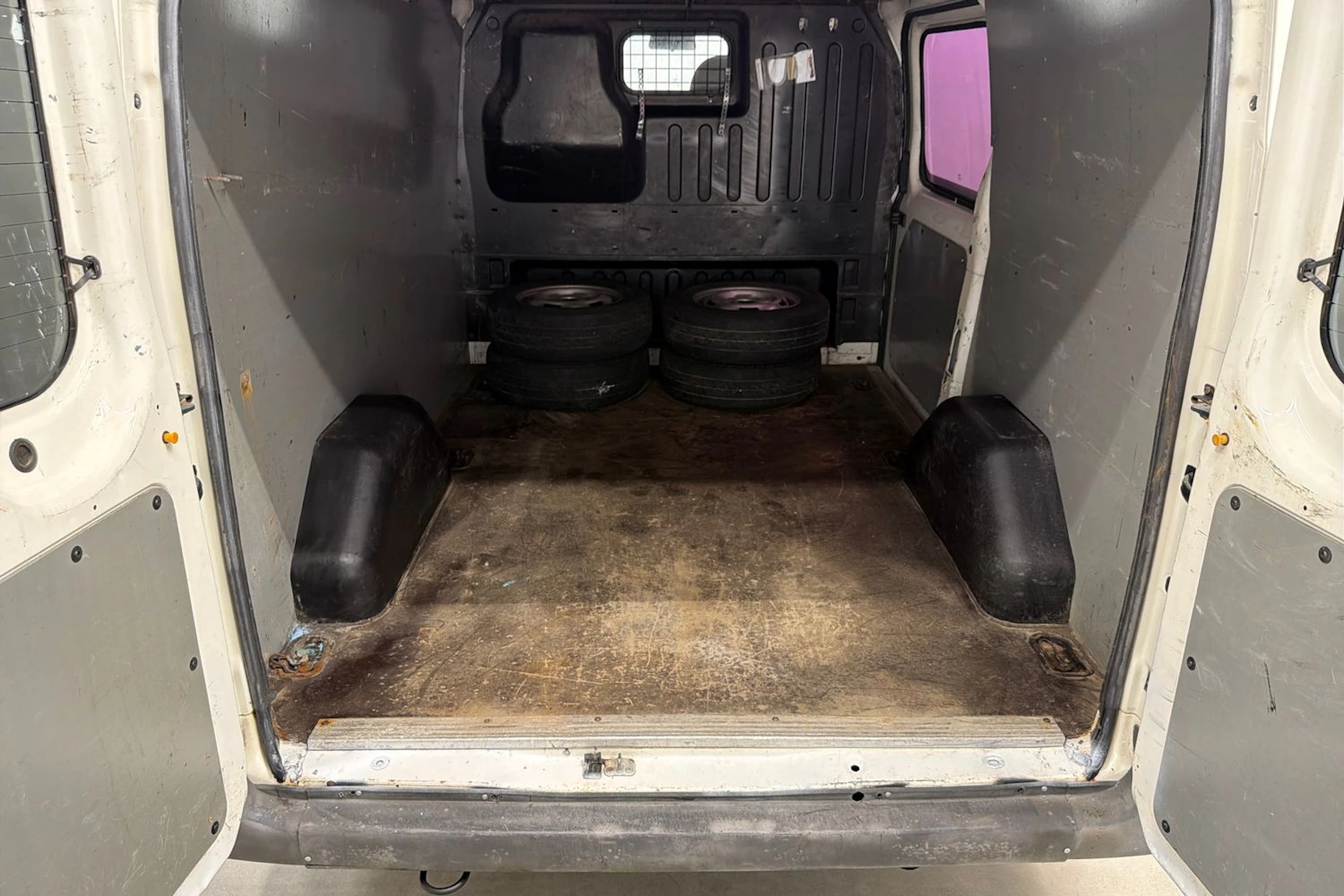 valkoinen Ford Transit 2006 kuva 22.
