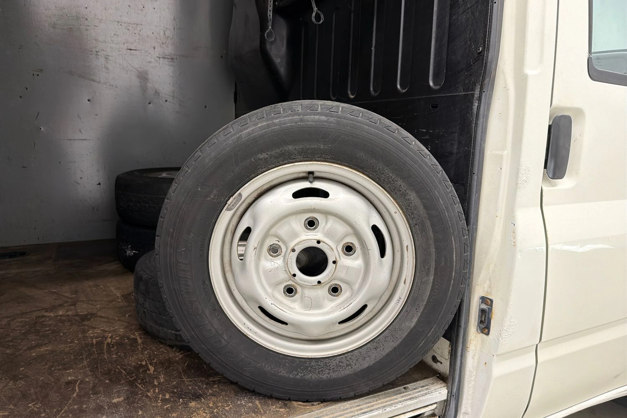 valkoinen Ford Transit 2006 kuva 24.