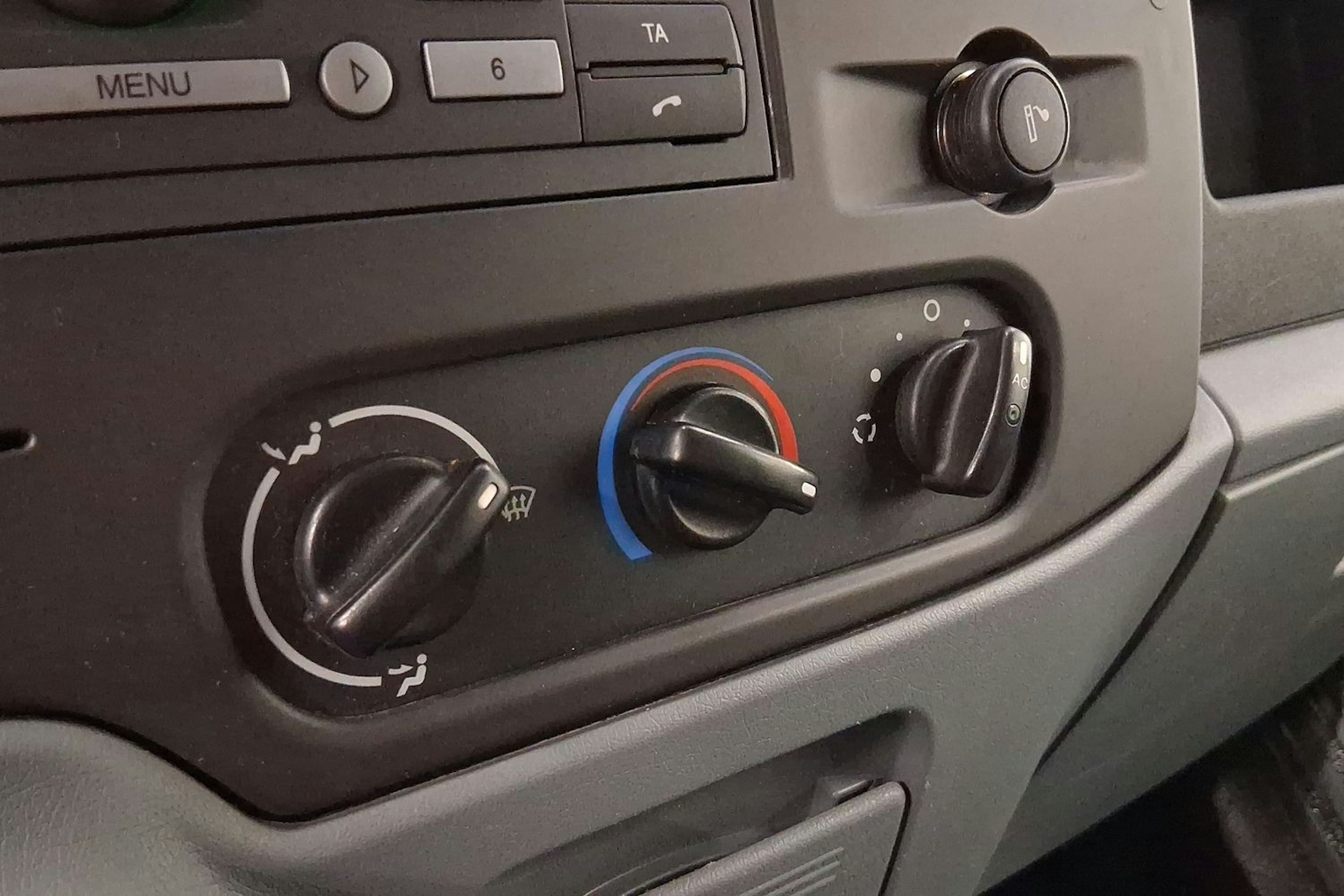 valkoinen Ford Transit 2007 kuva 17.