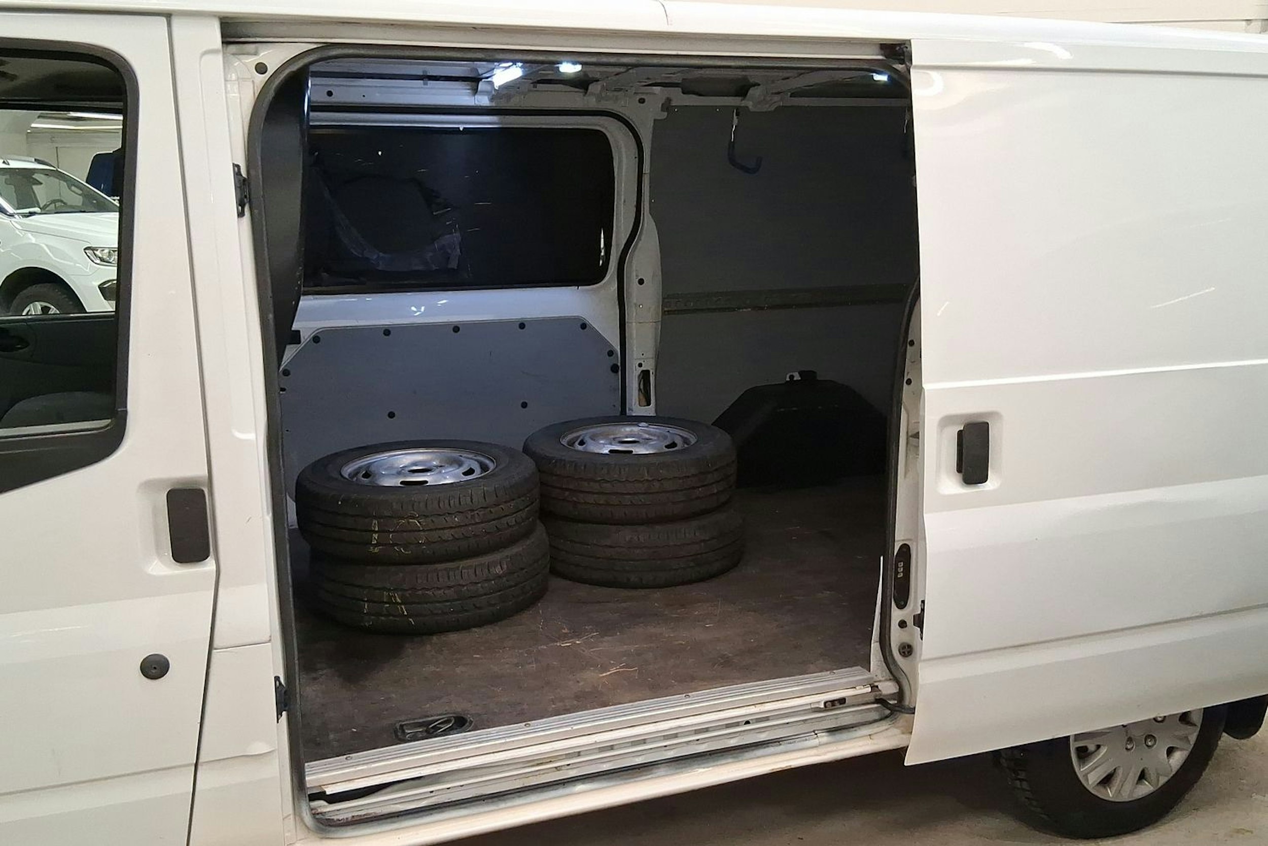 valkoinen Ford Transit 2007 kuva 21.