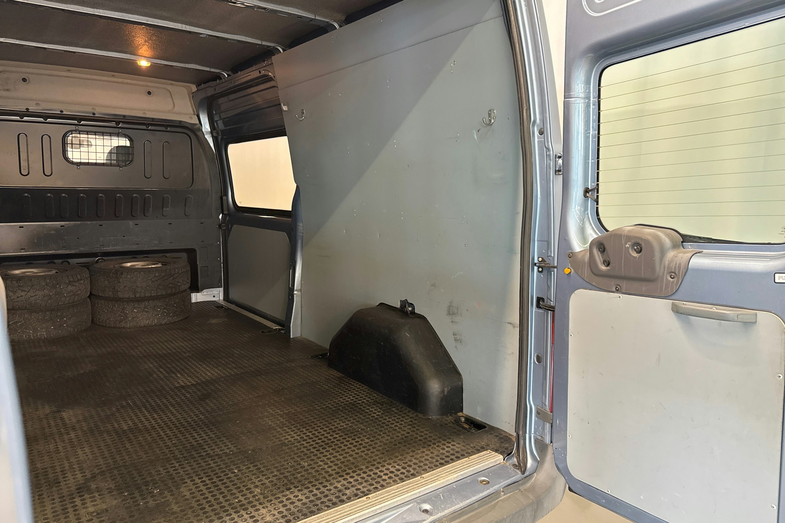 sininen Ford Transit 2008 kuva 22.