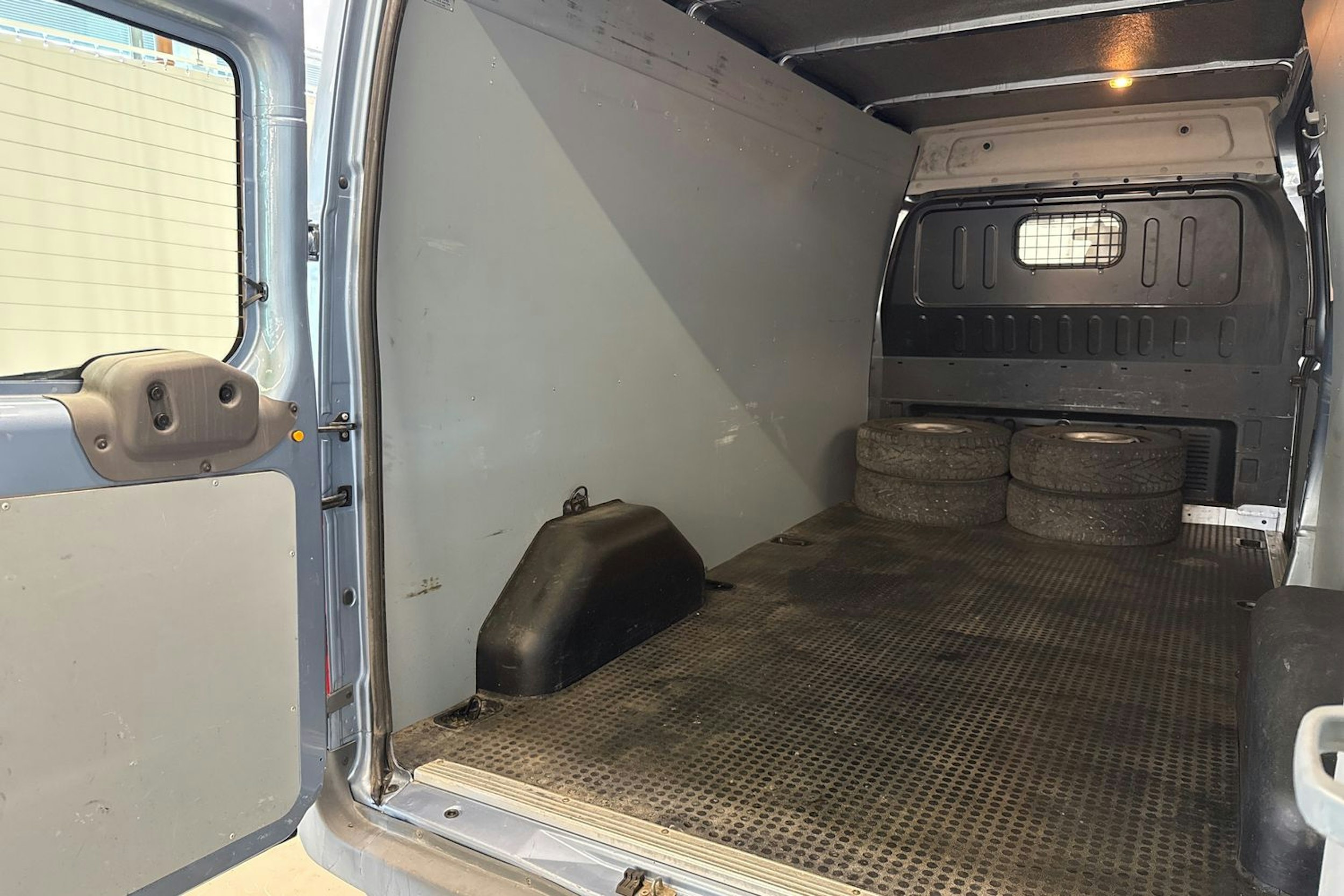 sininen Ford Transit 2008 kuva 23.