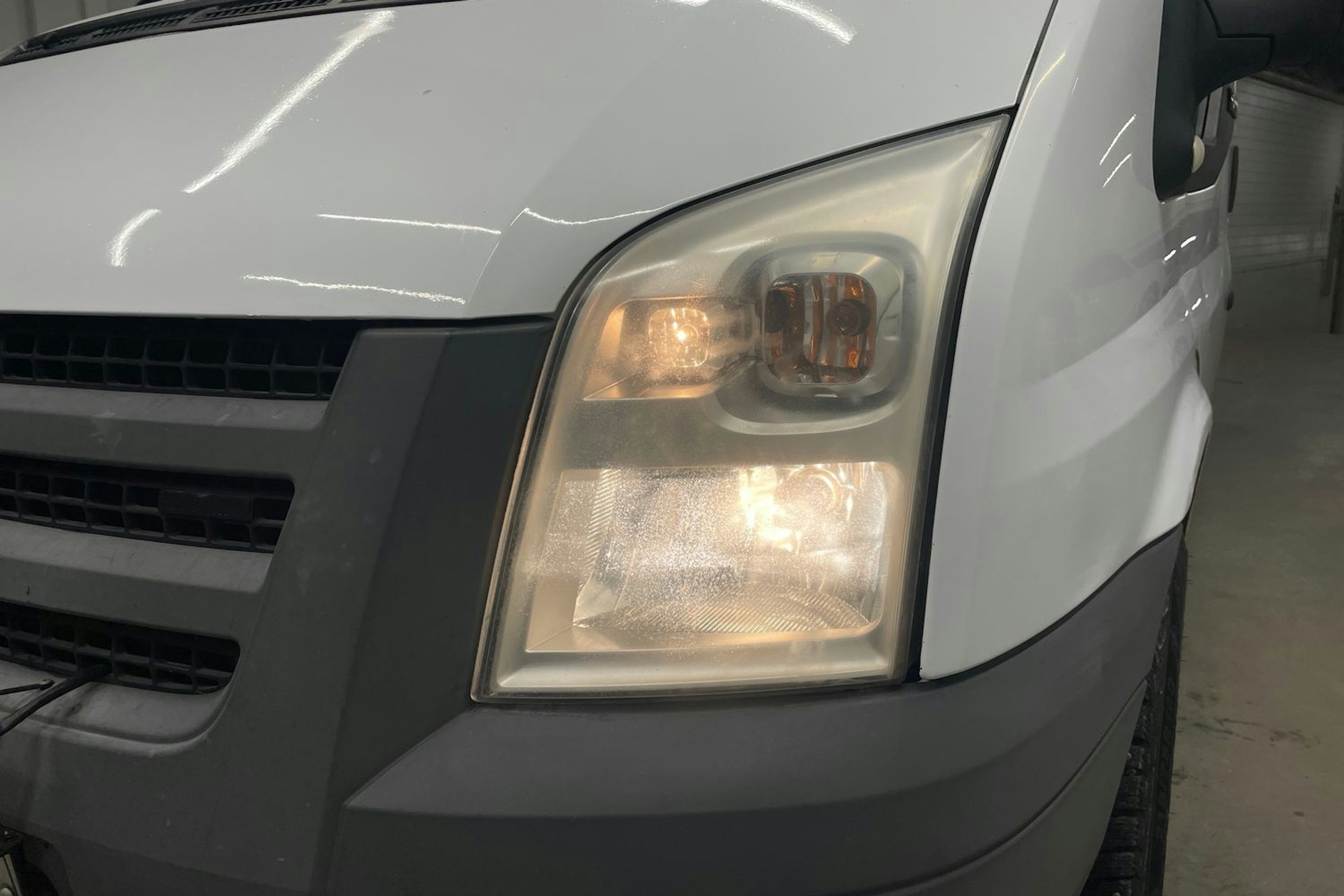 valkoinen Ford Transit 2008 kuva 20.