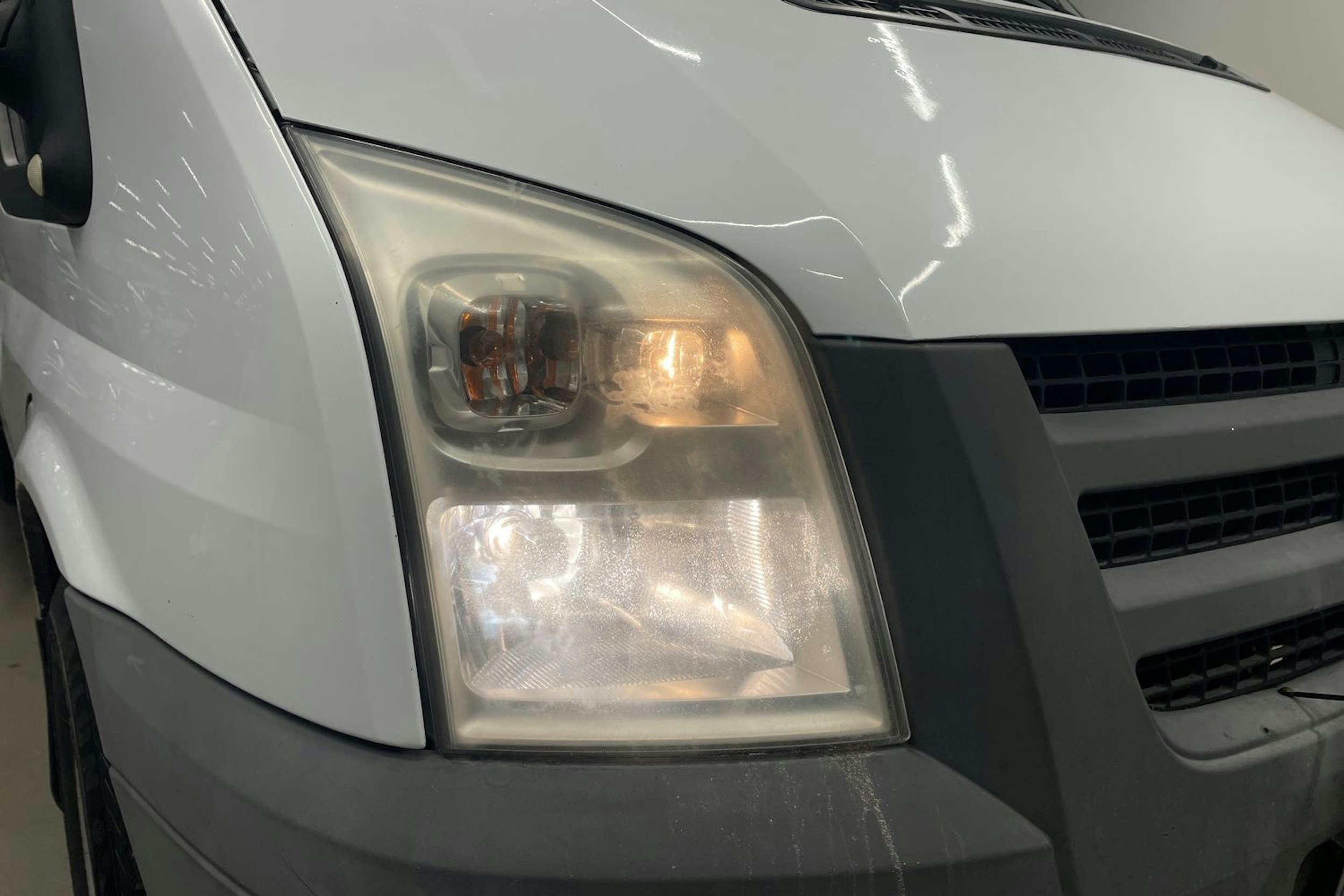 valkoinen Ford Transit 2008 kuva 21.