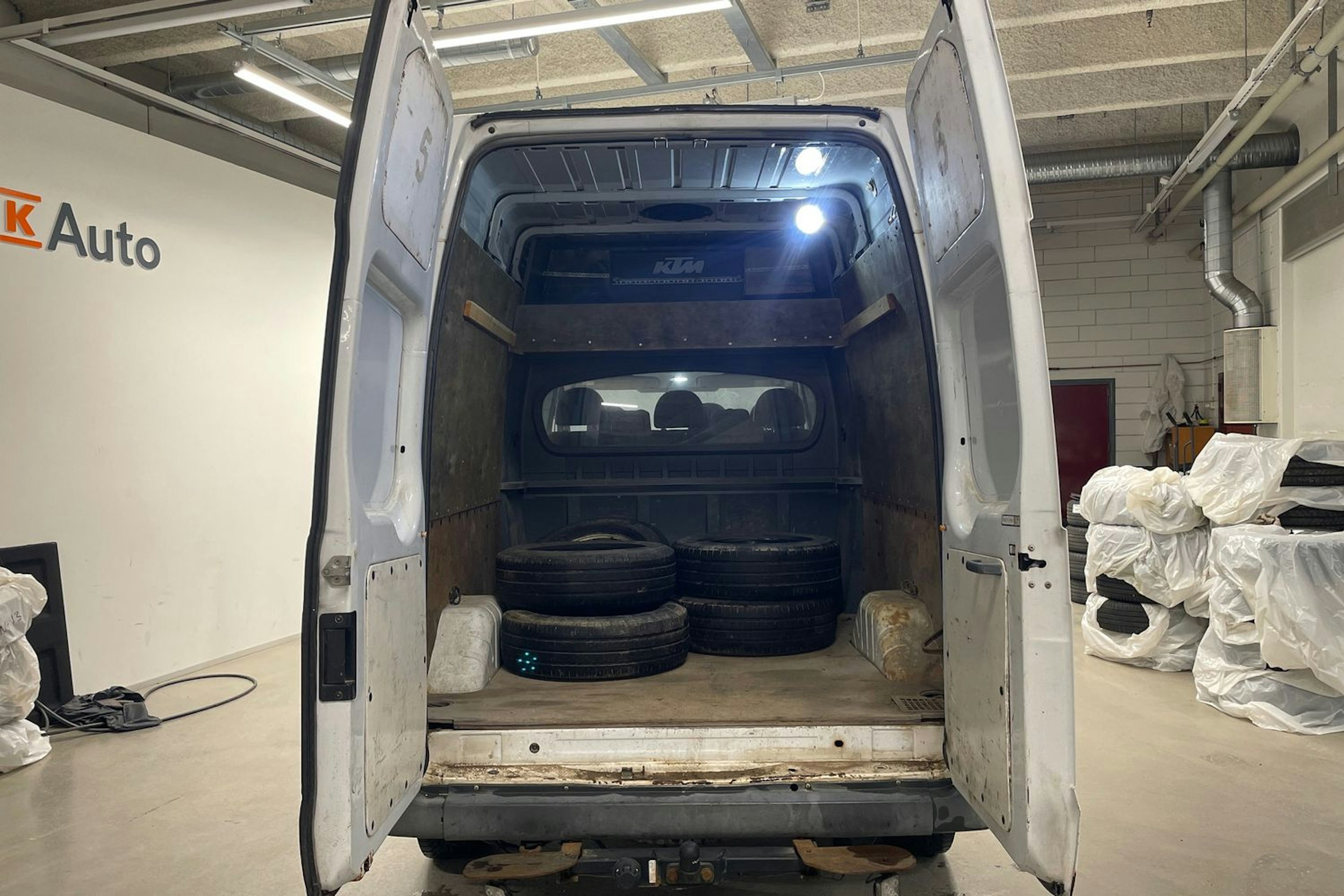 valkoinen Ford Transit 2008 kuva 36.