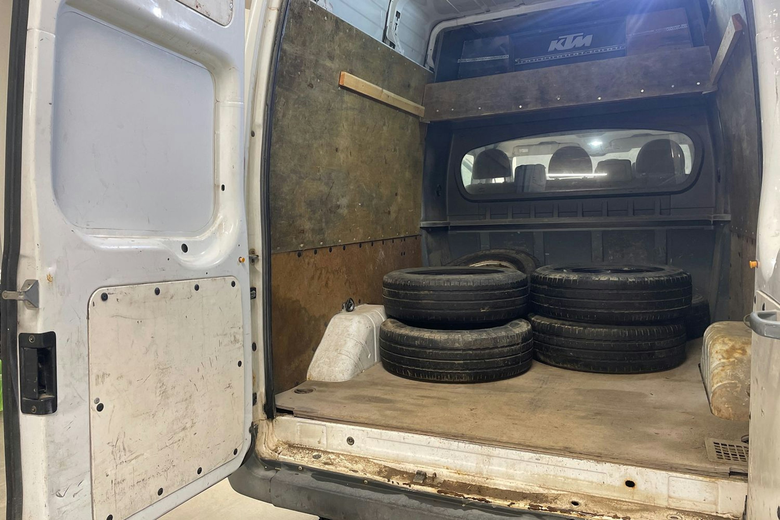 valkoinen Ford Transit 2008 kuva 37.