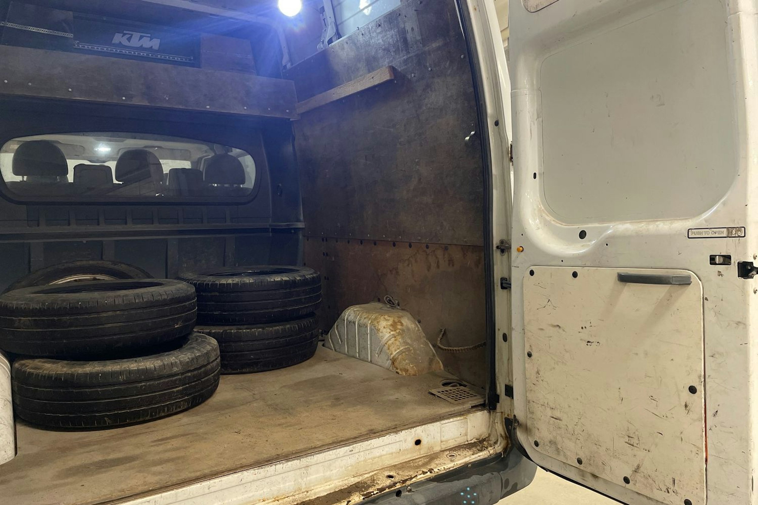 valkoinen Ford Transit 2008 kuva 38.