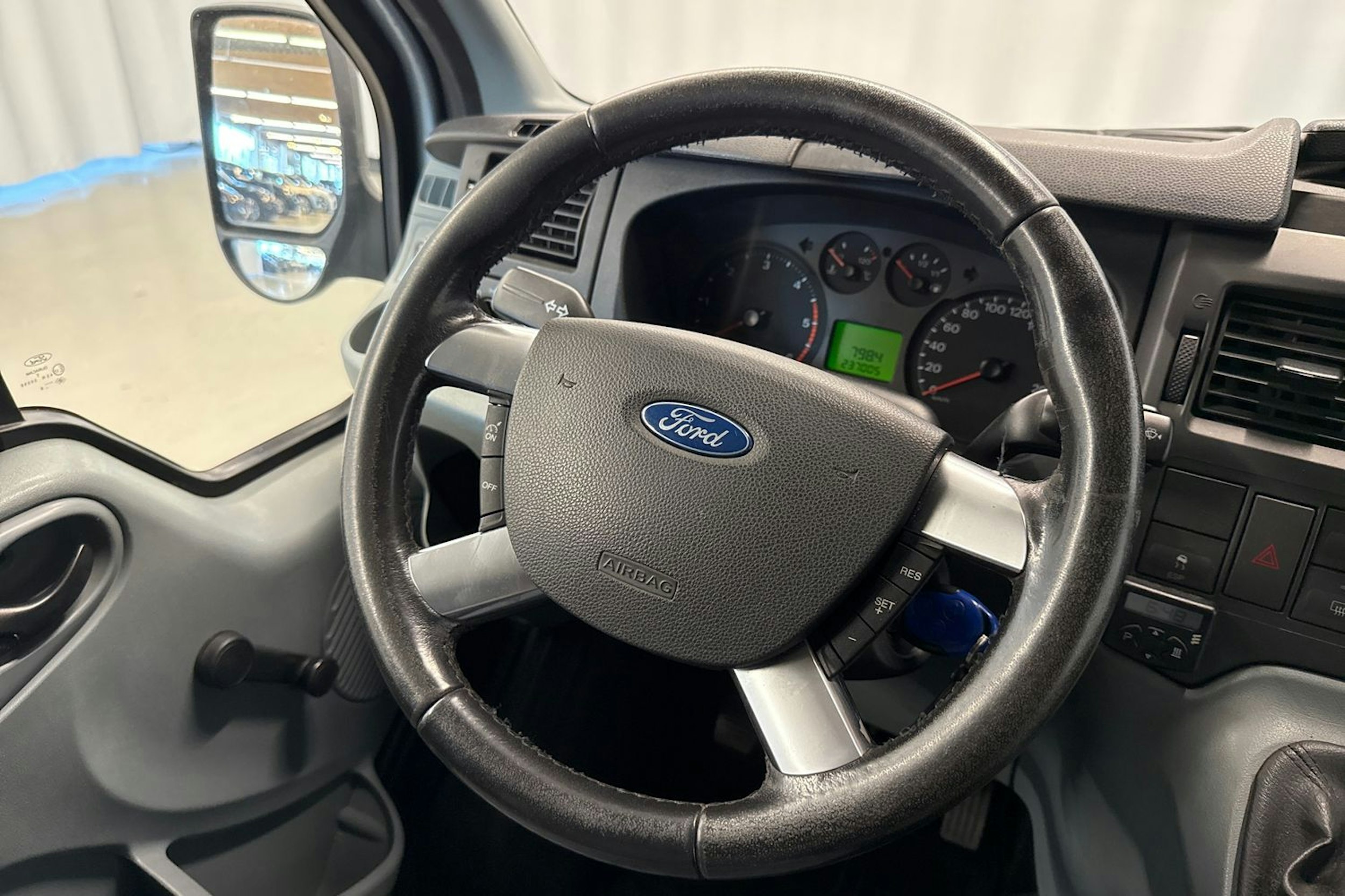 sininen Ford Transit 2008 kuva 13.