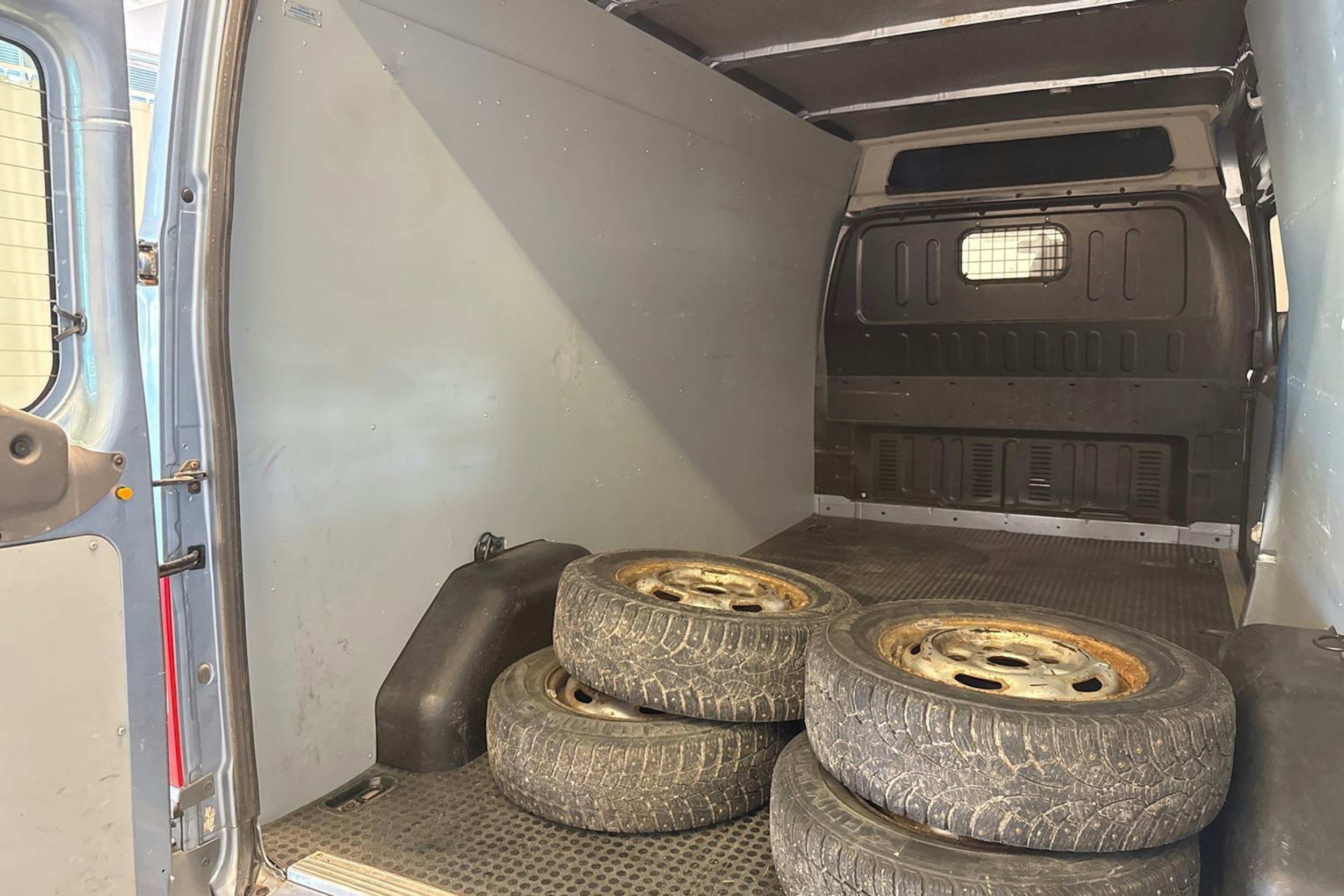 sininen Ford Transit 2008 kuva 22.