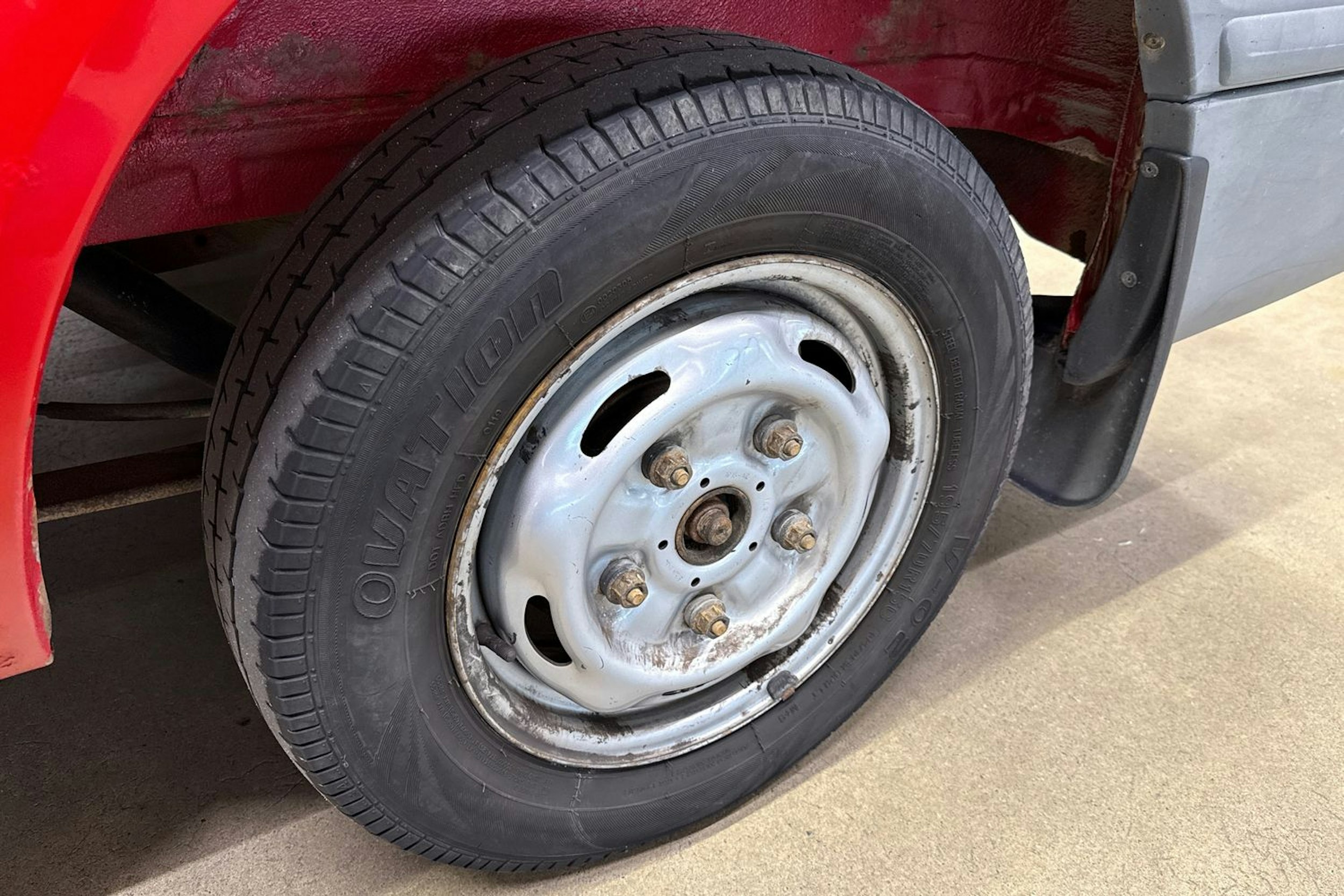 punainen Ford Transit 2009 kuva 9.