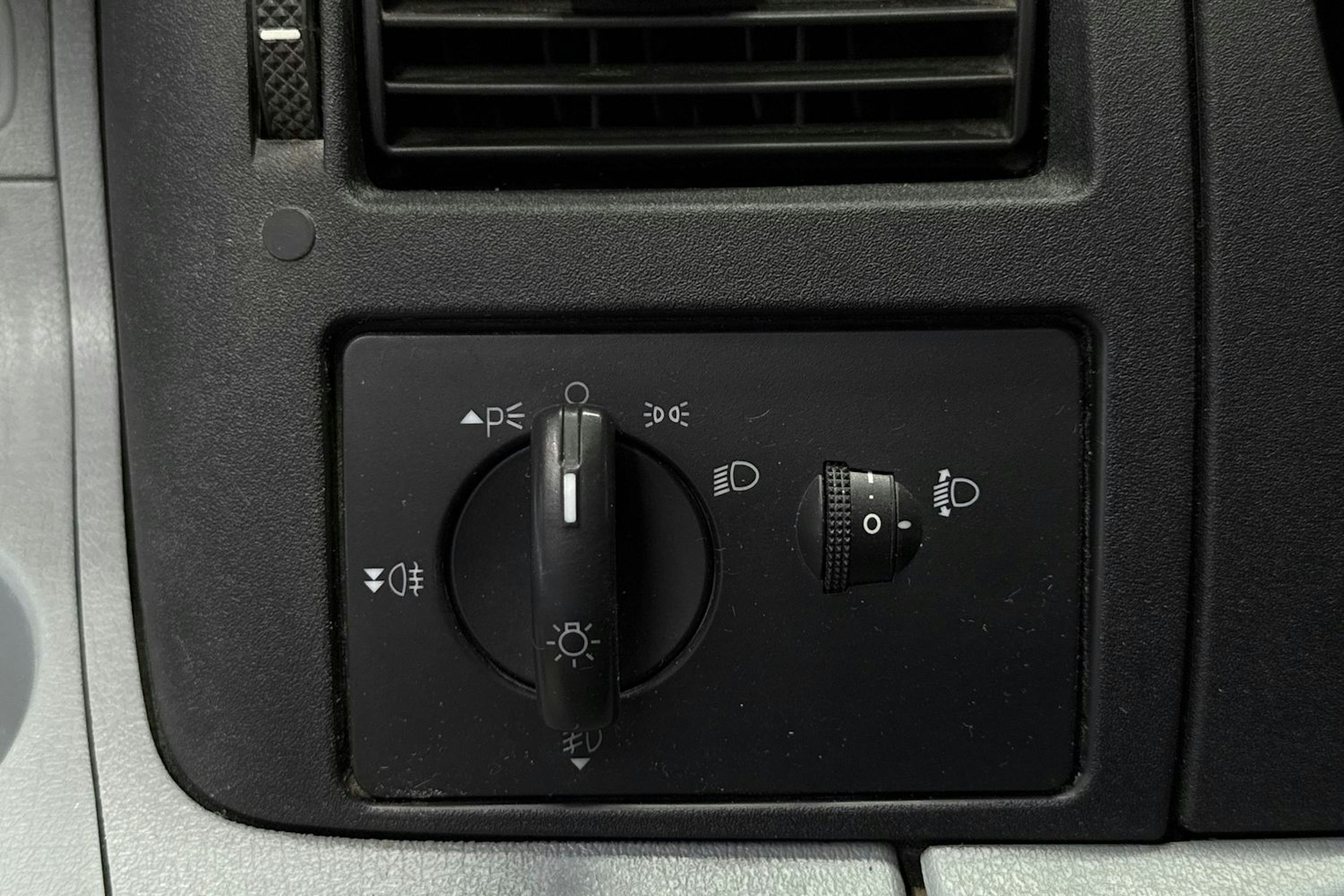 punainen Ford Transit 2009 kuva 11.