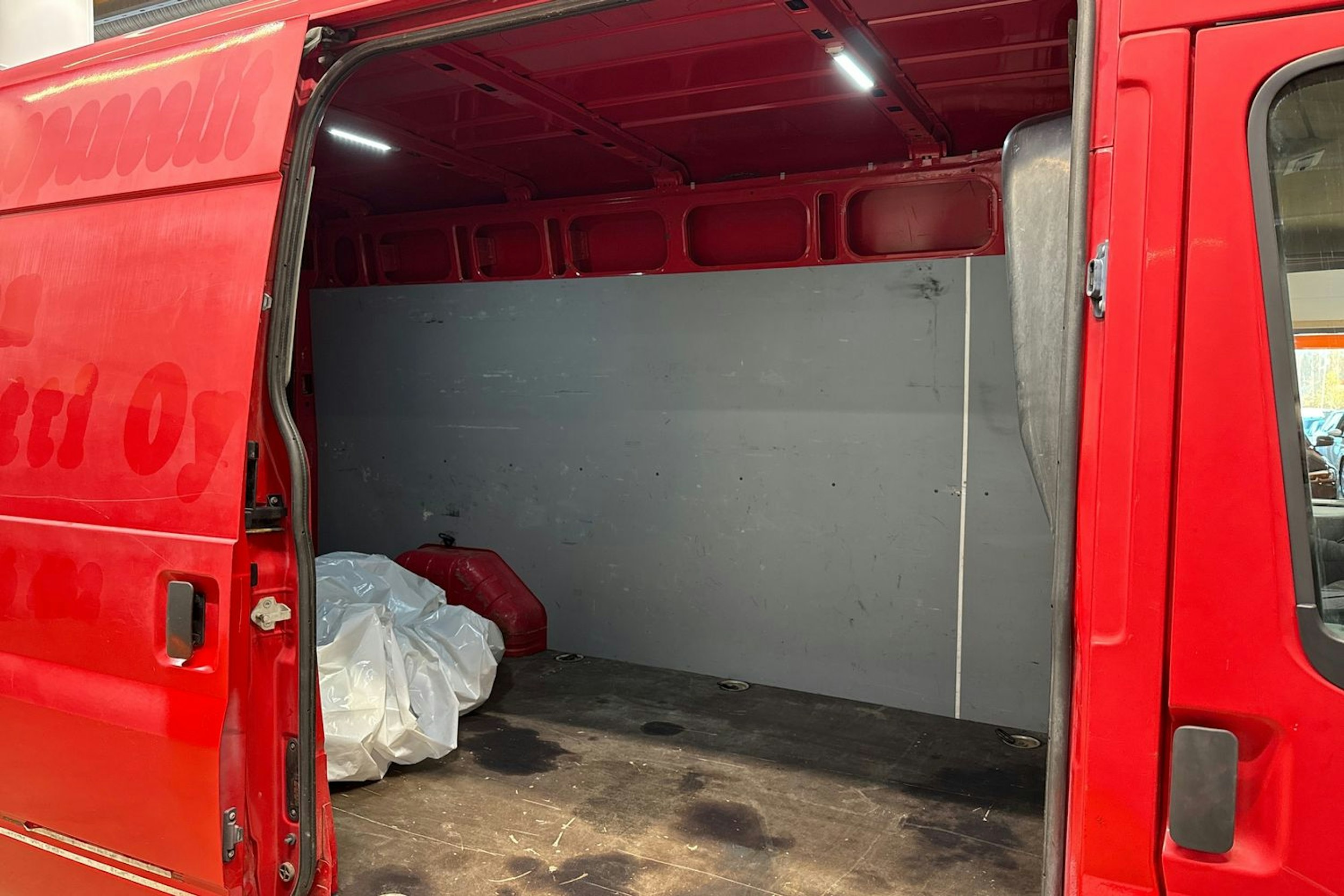 punainen Ford Transit 2009 kuva 17.