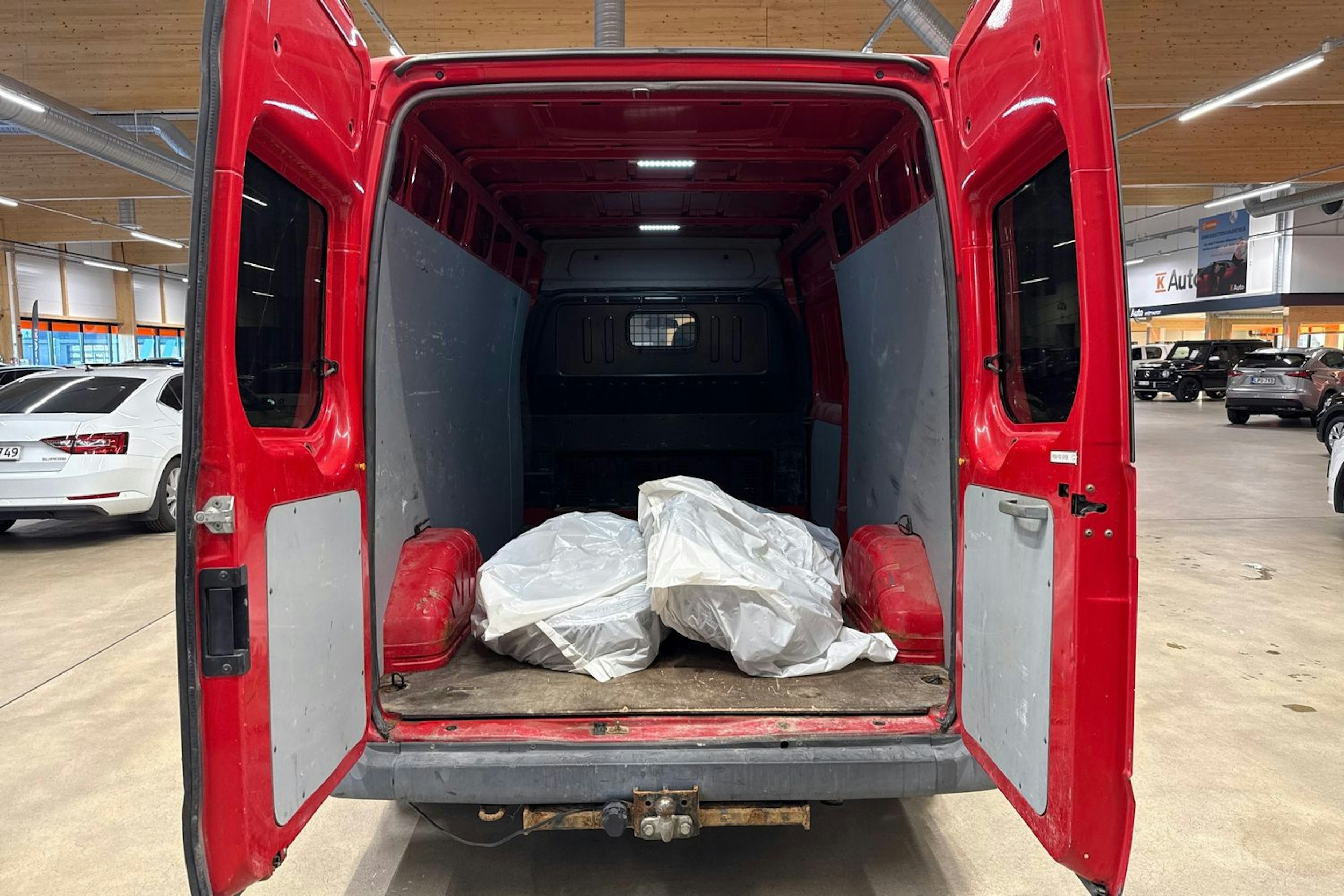 punainen Ford Transit 2009 kuva 18.