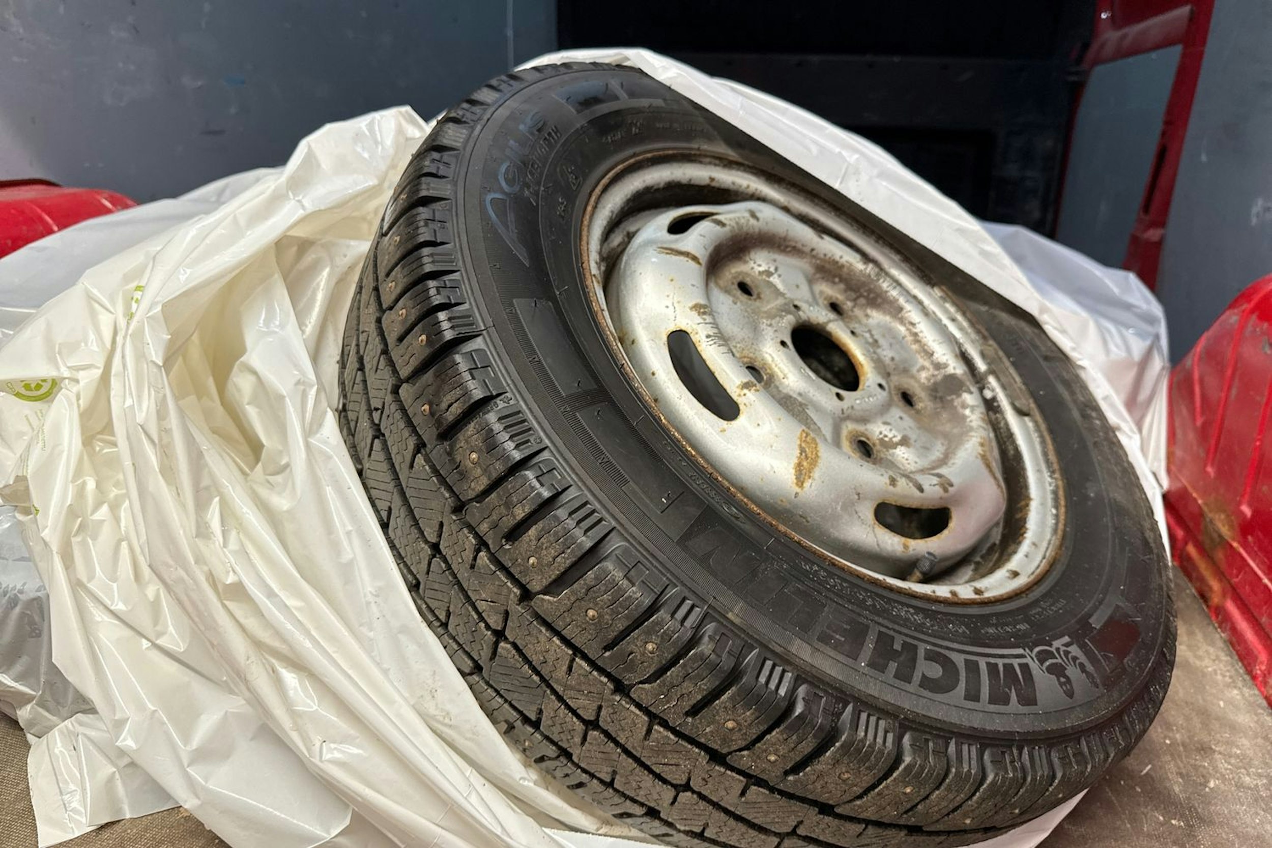 punainen Ford Transit 2009 kuva 19.