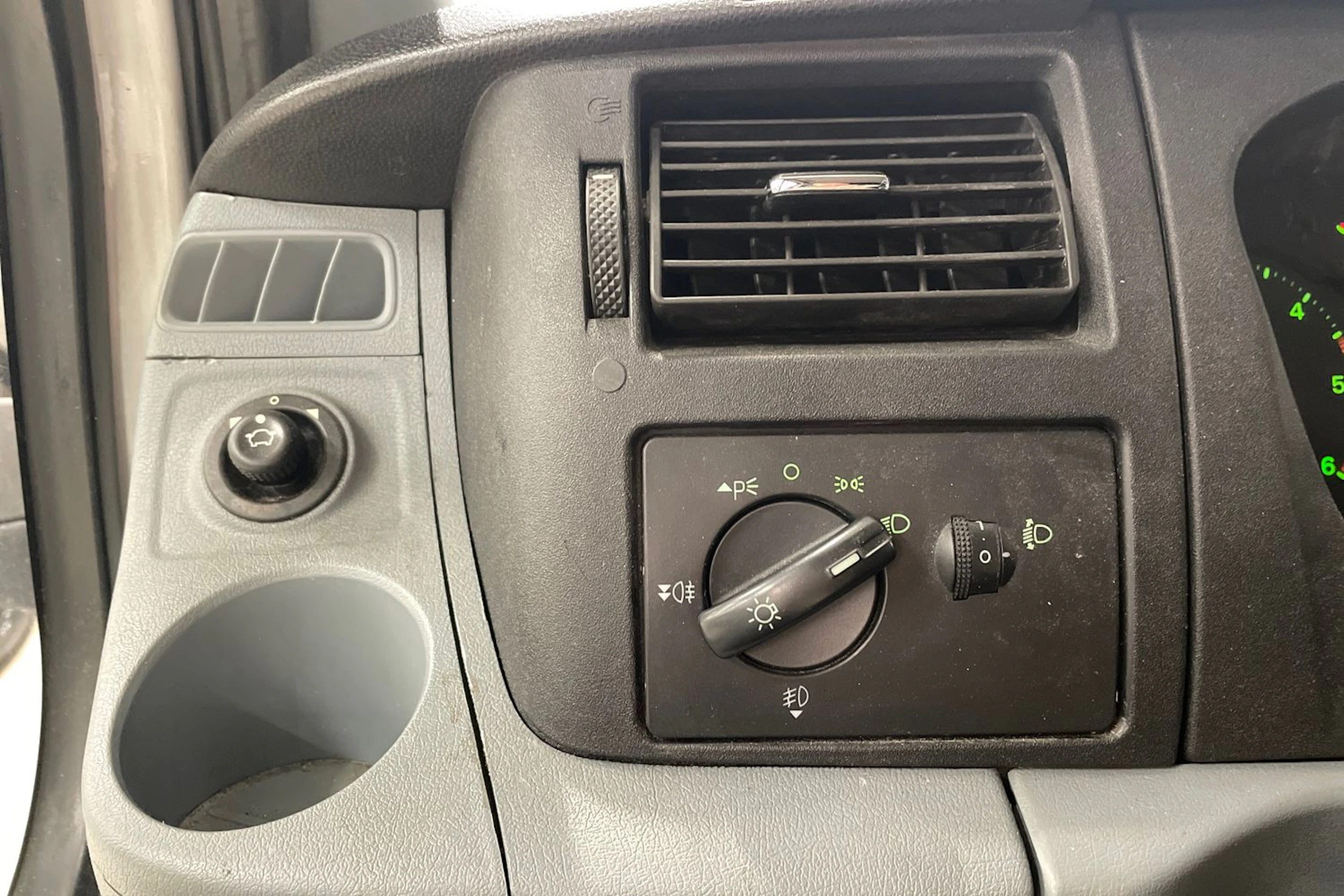 valkoinen Ford Transit 2010 kuva 13.