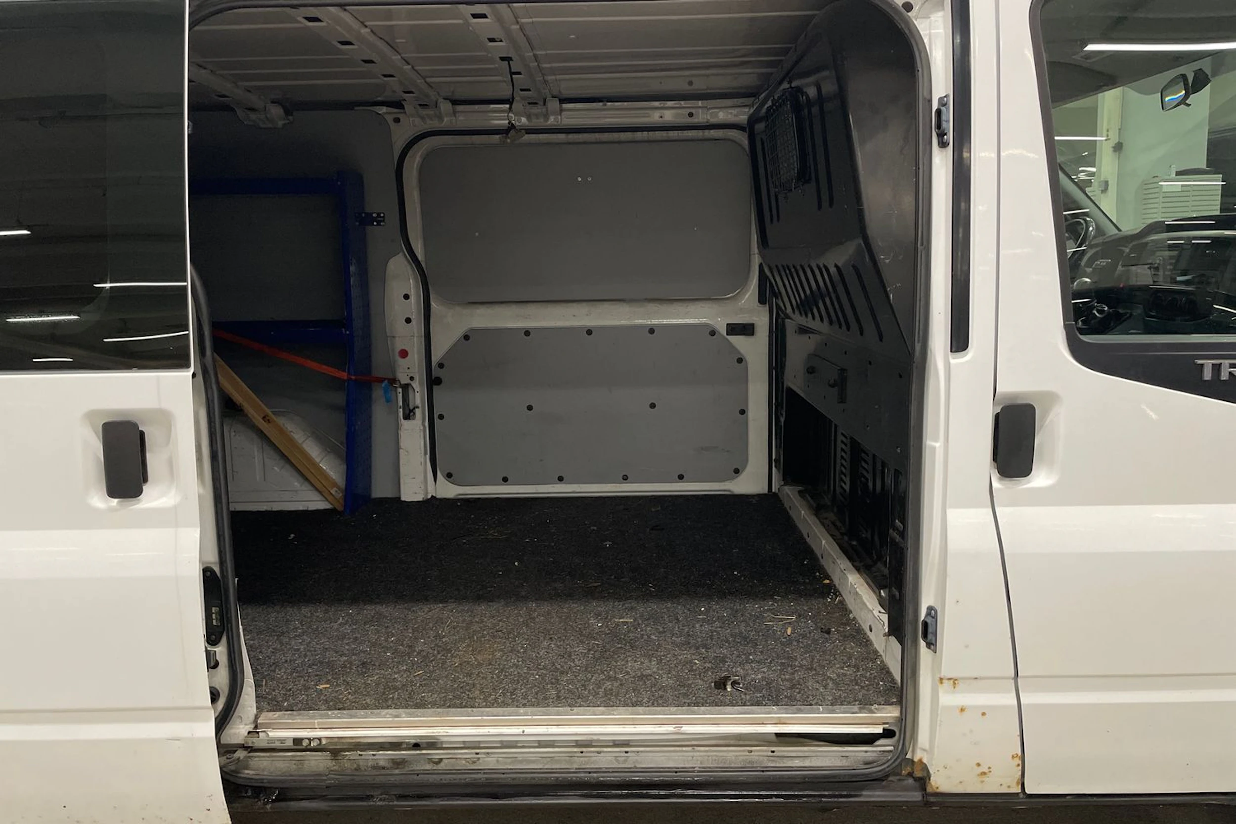 valkoinen Ford Transit 2010 kuva 15.