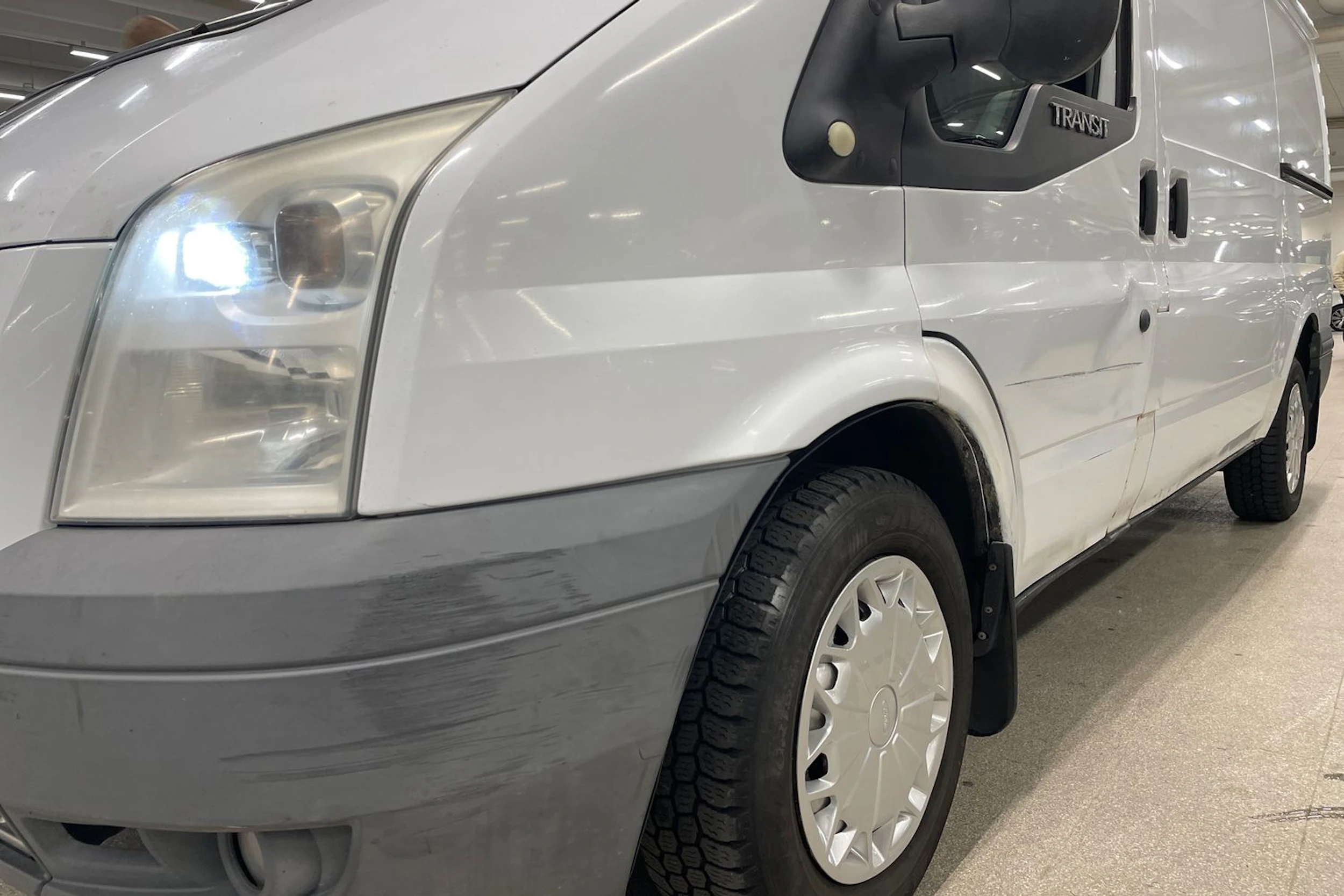 valkoinen Ford Transit 2010 kuva 21.
