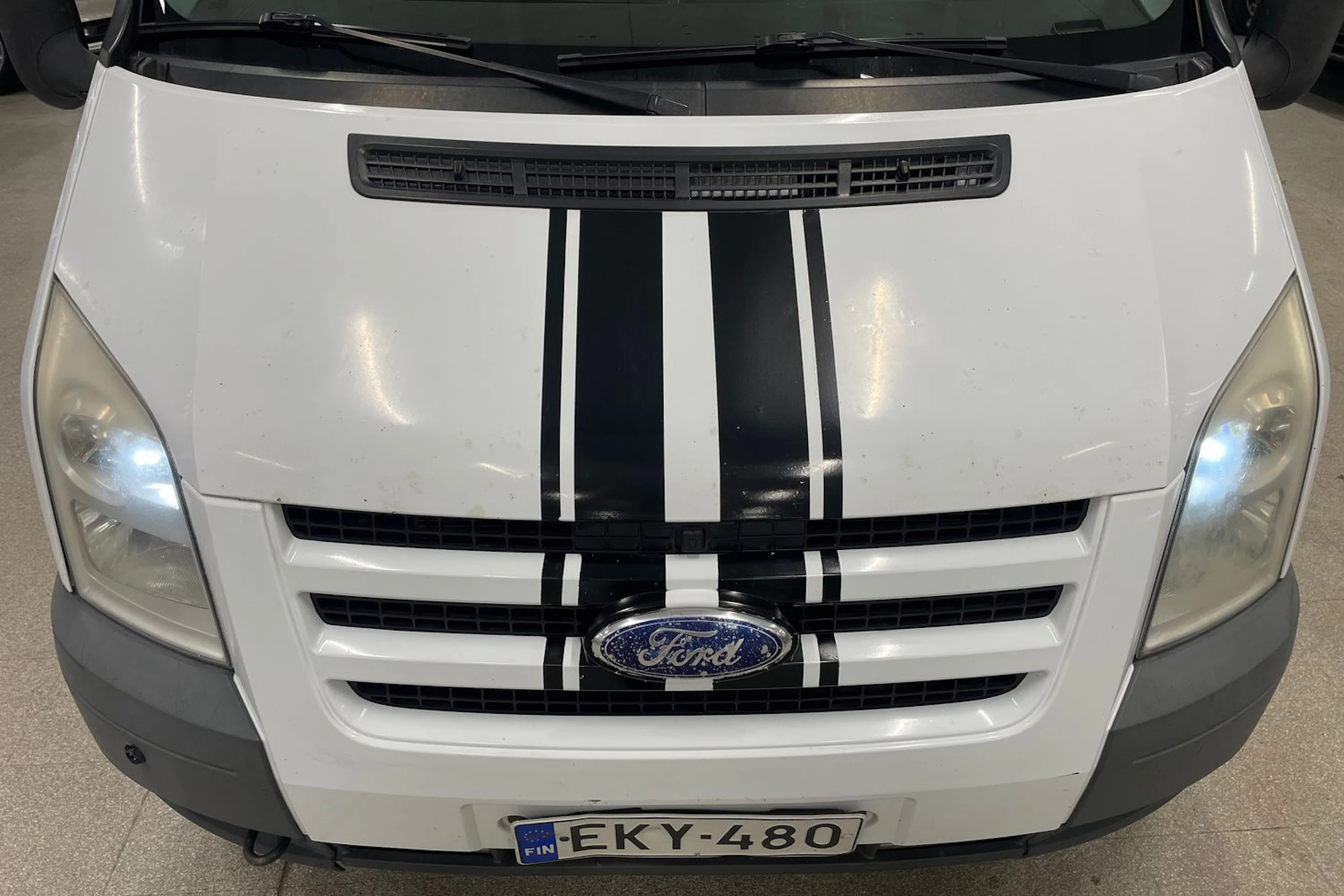 valkoinen Ford Transit 2010 kuva 23.