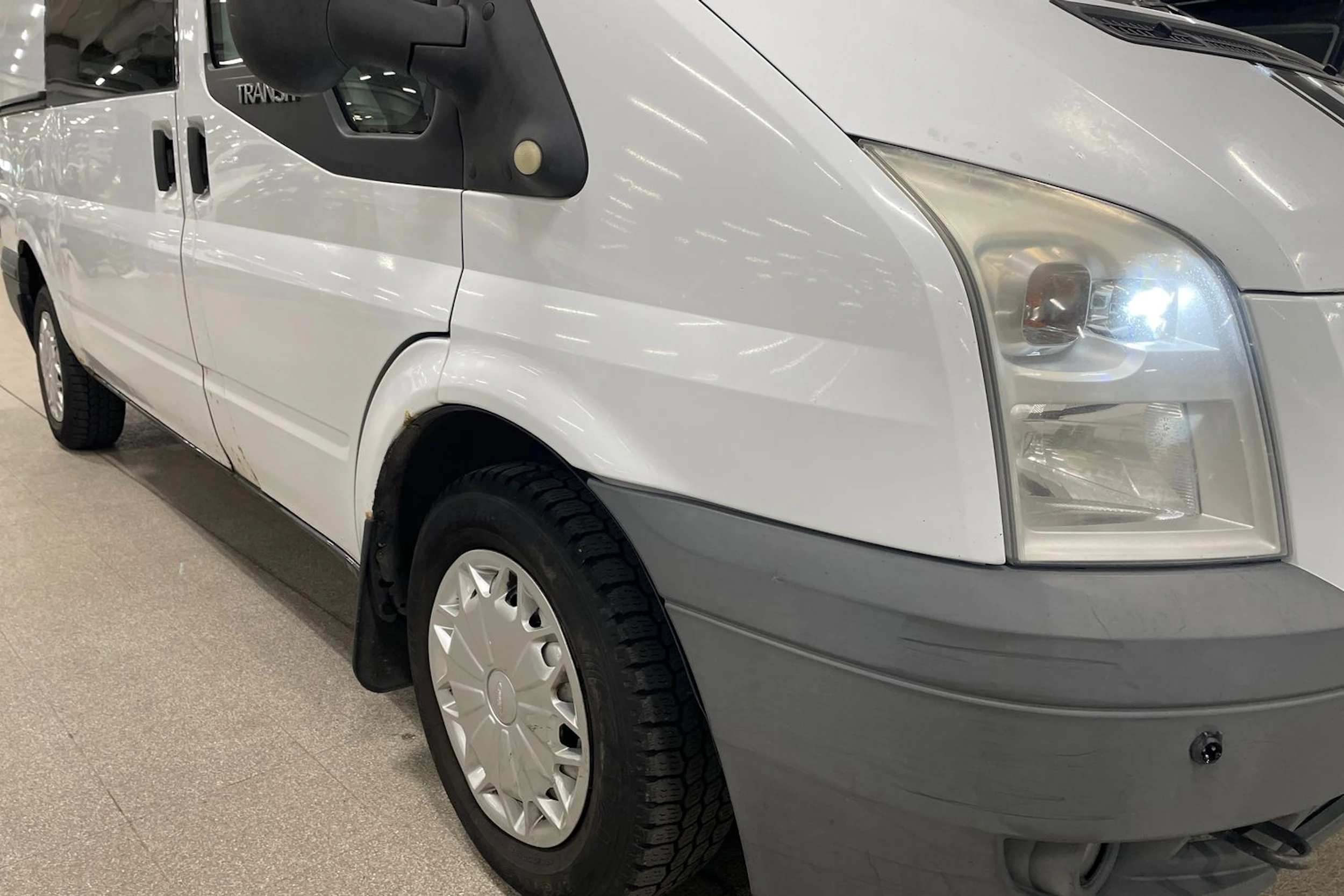 valkoinen Ford Transit 2010 kuva 24.