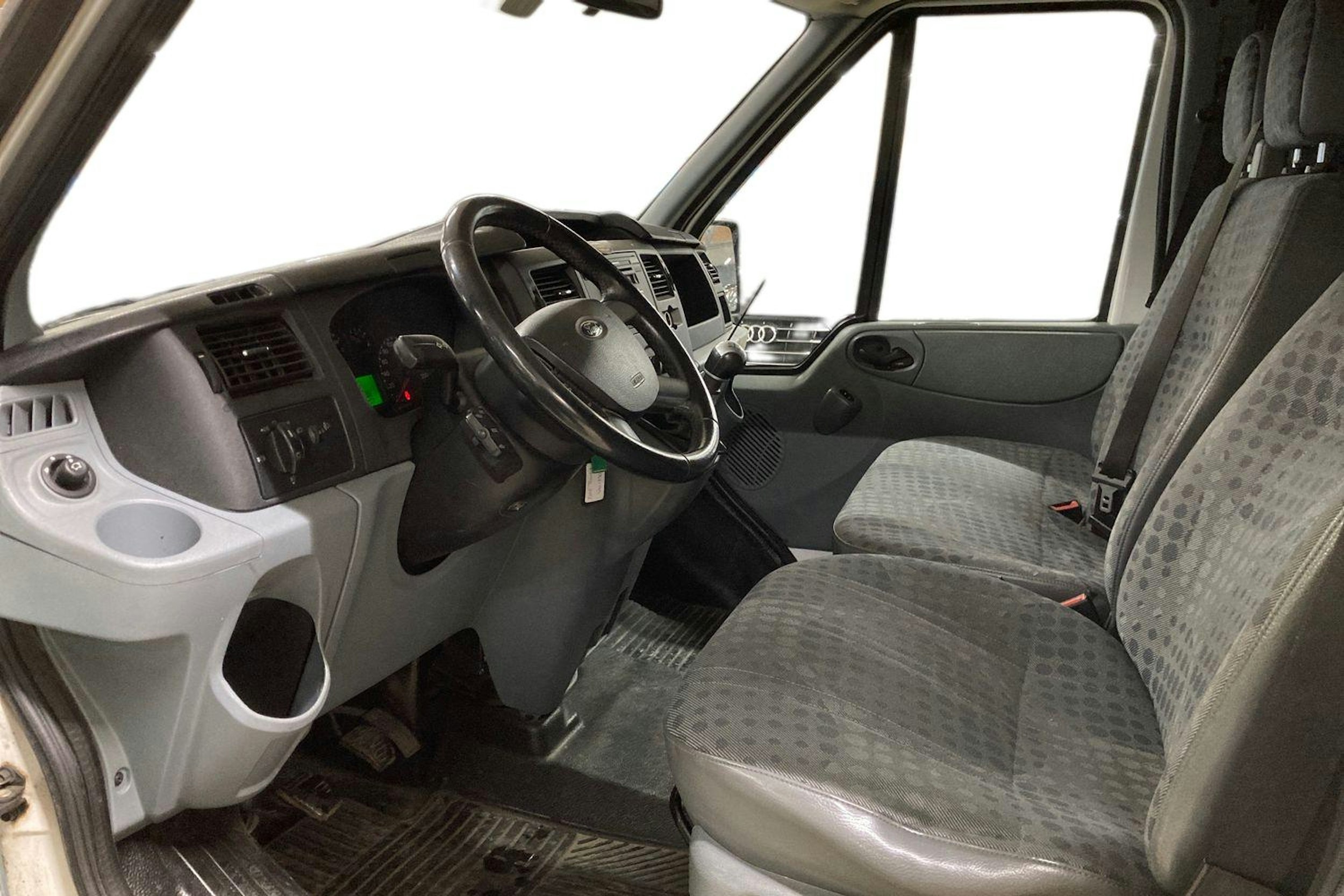 valkoinen Ford Transit 2010 kuva 3.