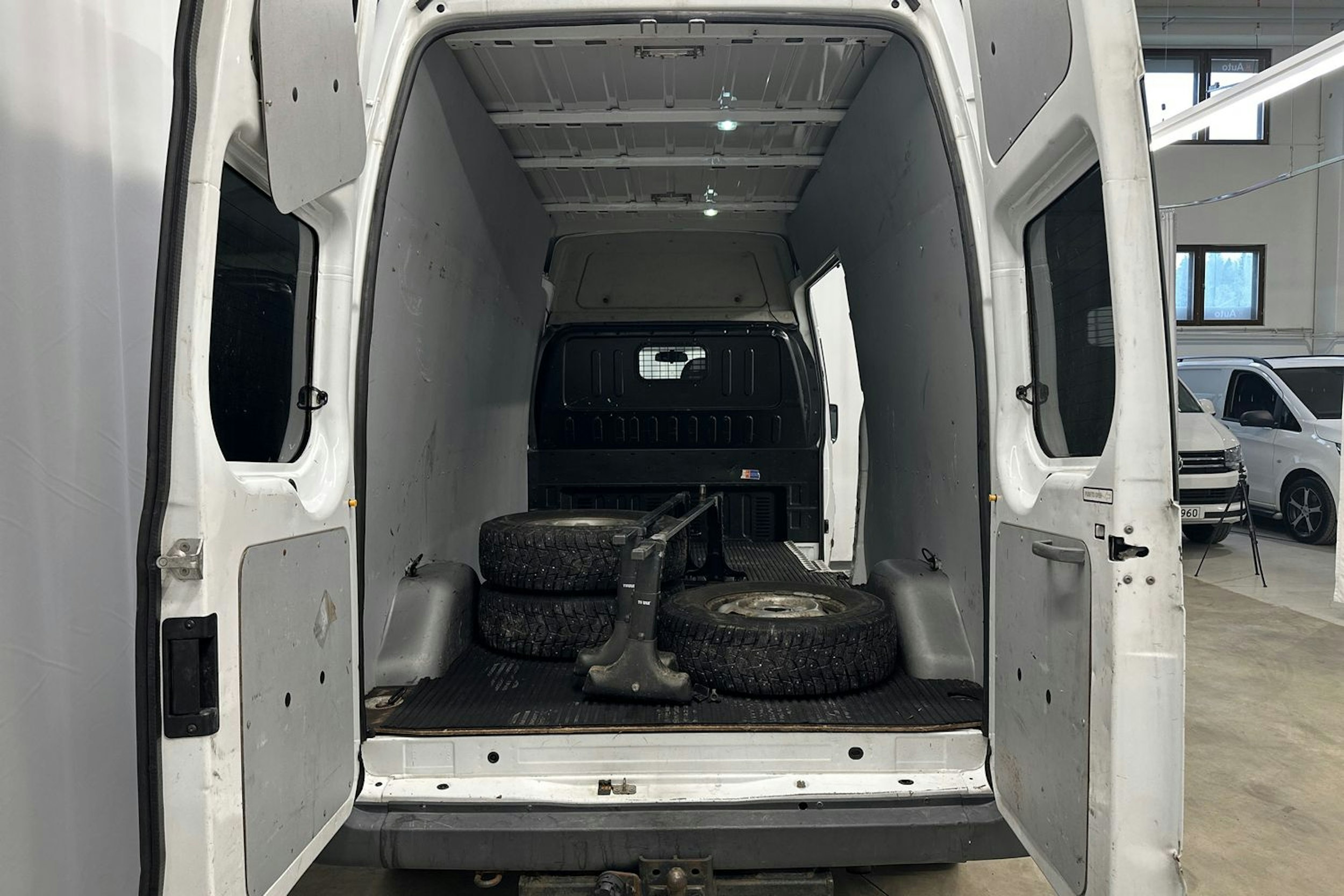 valkoinen Ford Transit 2011 kuva 14.