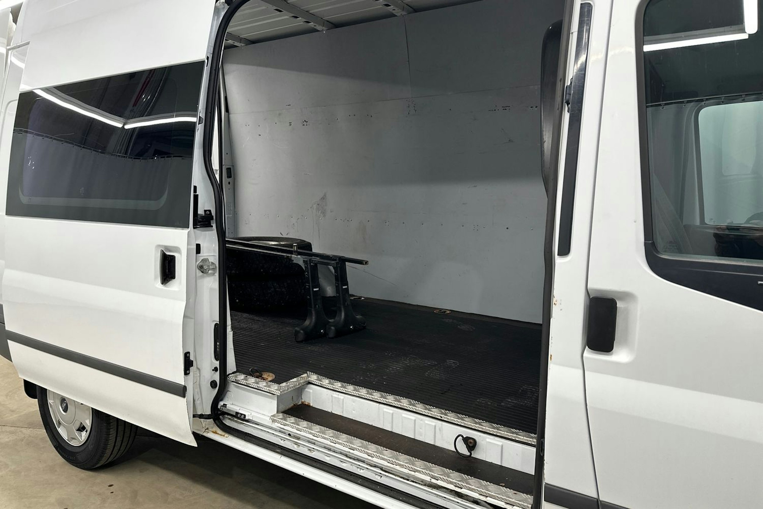valkoinen Ford Transit 2011 kuva 16.