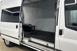 valkoinen Ford Transit 2011 kuva 16.